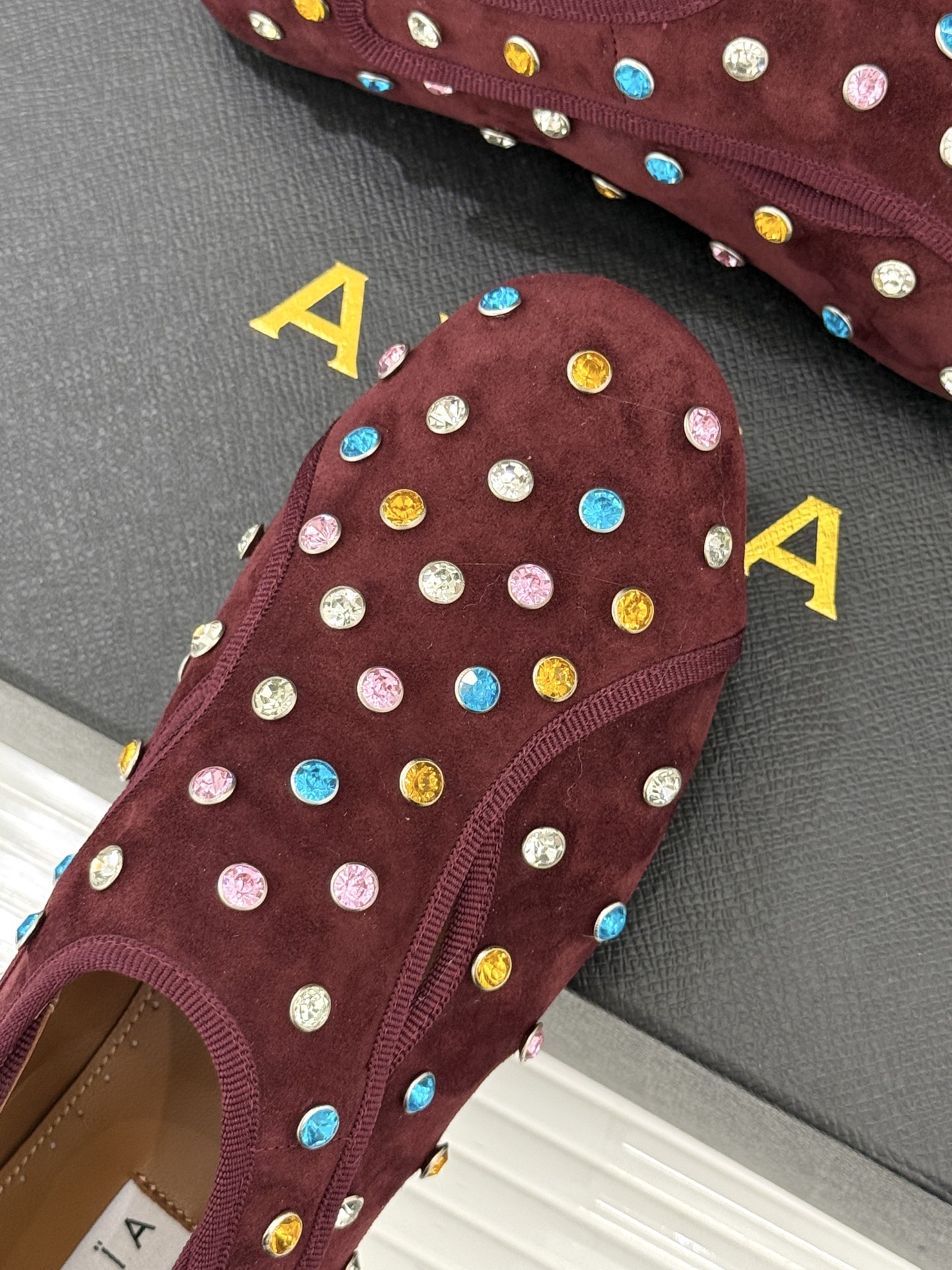 ALAÏA/阿莱亚26WF新品彩钻魔术贴芭蕾舞鞋当雕塑感基因邂逅星芒璀璨为独立女性的步履注入高光仪式感。