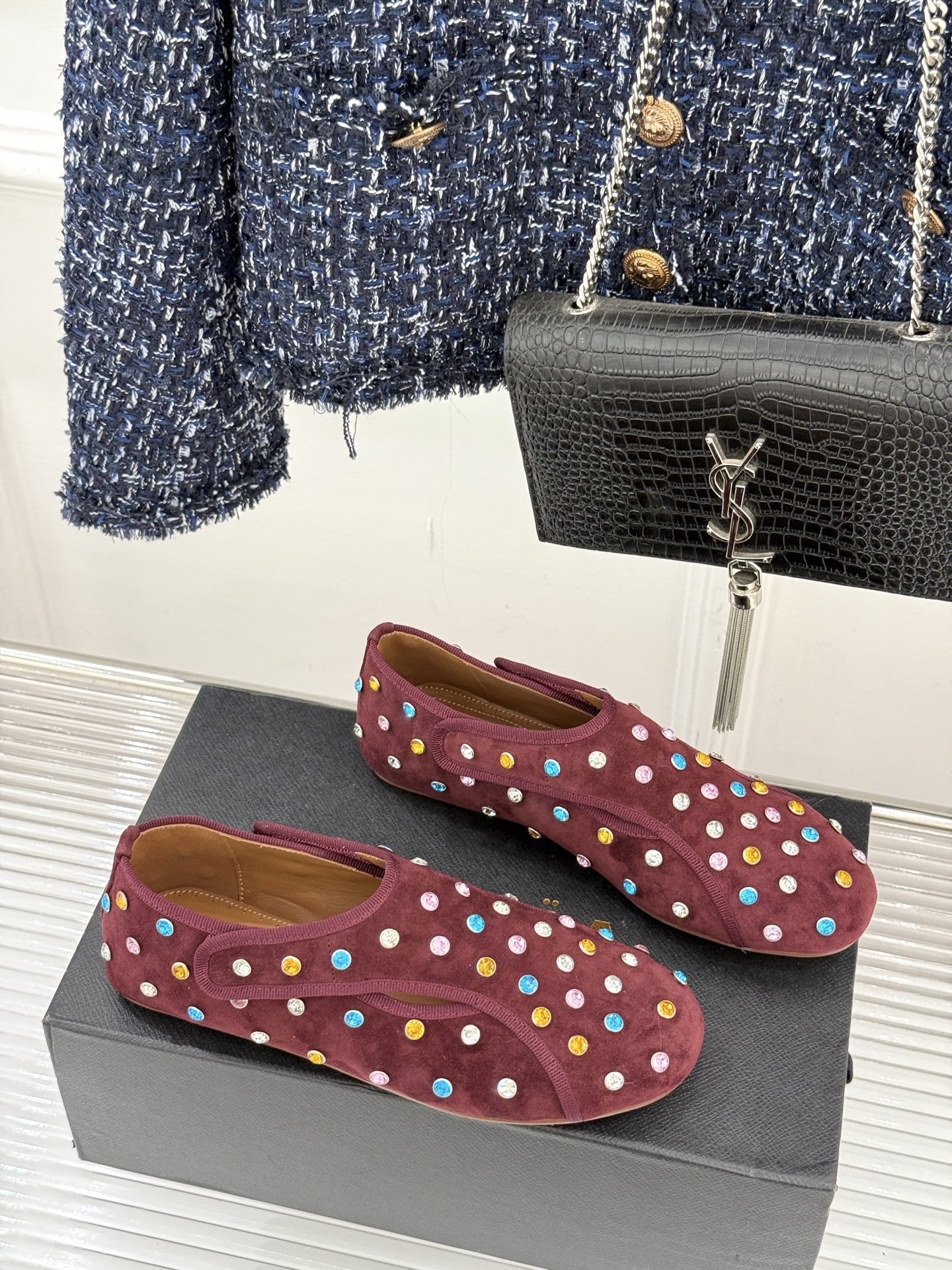 ALAÏA/阿莱亚26WF新品彩钻魔术贴芭蕾舞鞋当雕塑感基因邂逅星芒璀璨为独立女性的步履注入高光仪式感。