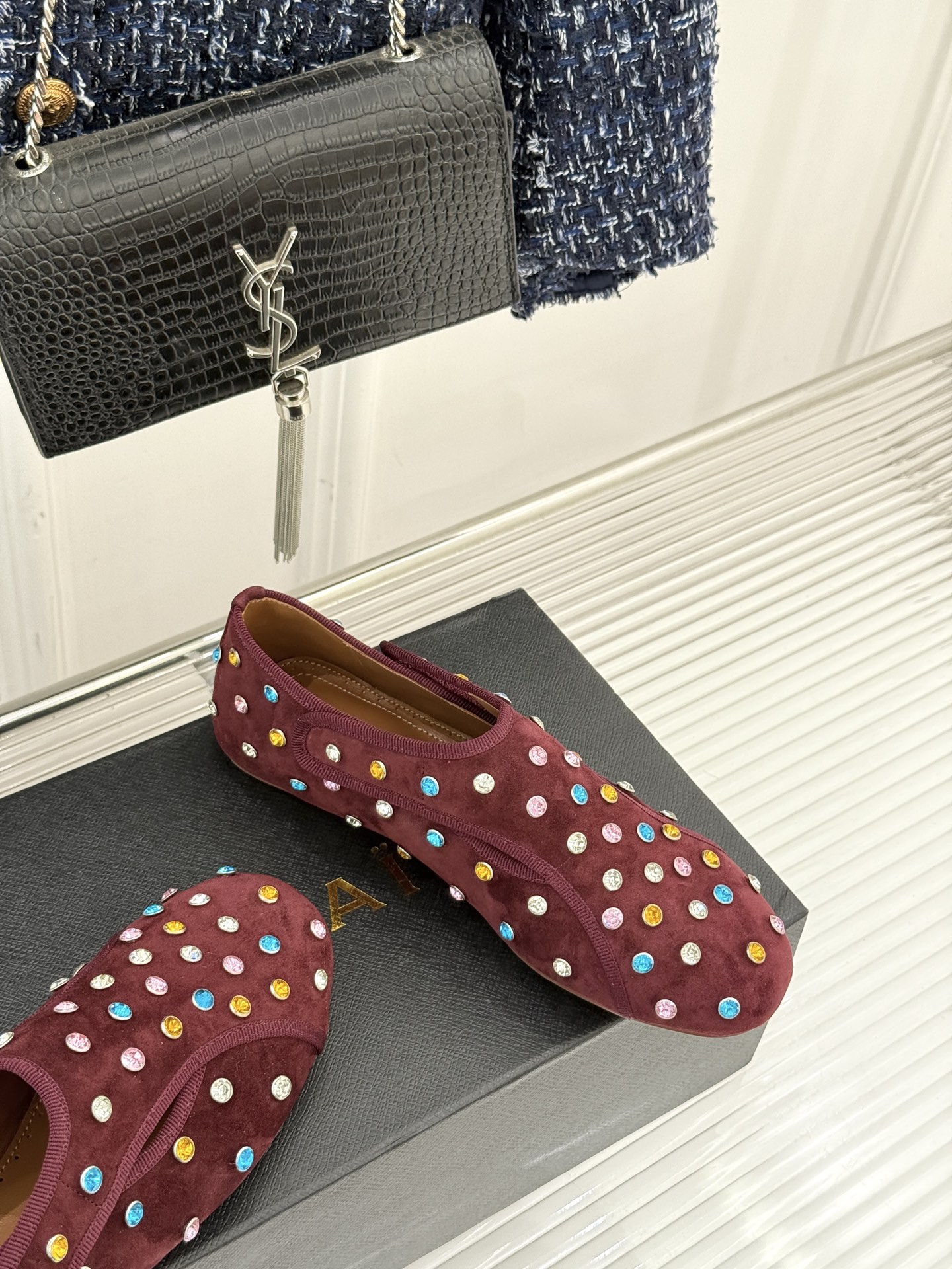 ALAÏA/阿莱亚26WF新品彩钻魔术贴芭蕾舞鞋当雕塑感基因邂逅星芒璀璨为独立女性的步履注入高光仪式感。