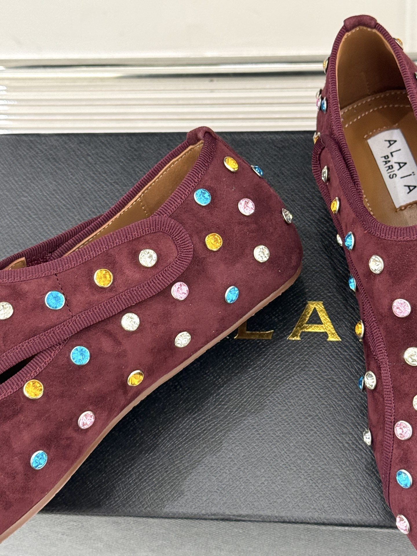 ALAÏA/阿莱亚26WF新品彩钻魔术贴芭蕾舞鞋当雕塑感基因邂逅星芒璀璨为独立女性的步履注入高光仪式感。