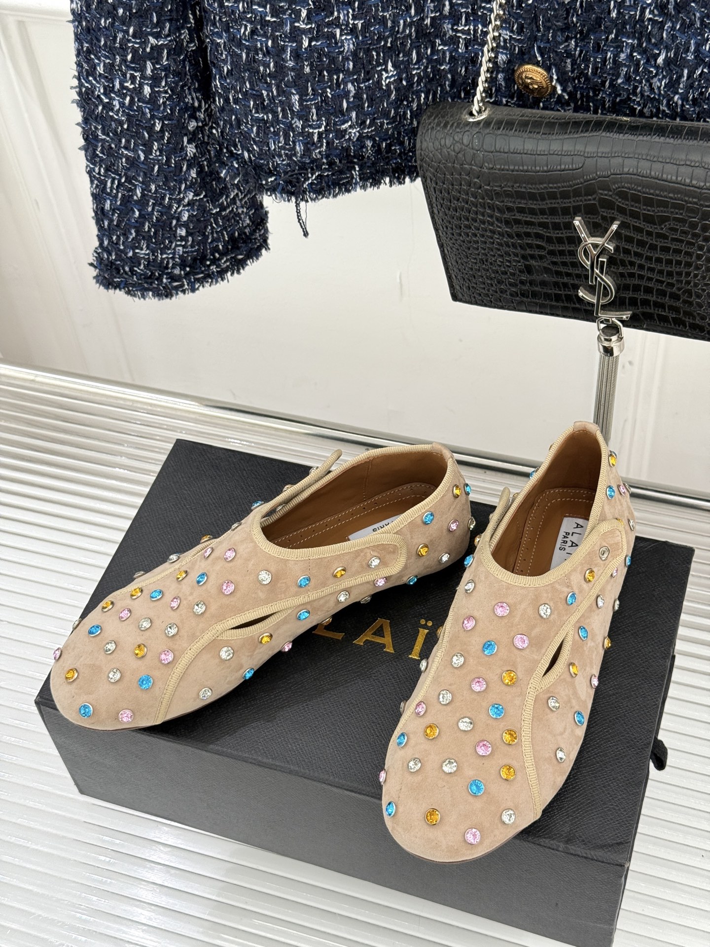 ALAÏA/阿莱亚26WF新品彩钻魔术贴芭蕾舞鞋当雕塑感基因邂逅星芒璀璨为独立女性的步履注入高光仪式感。