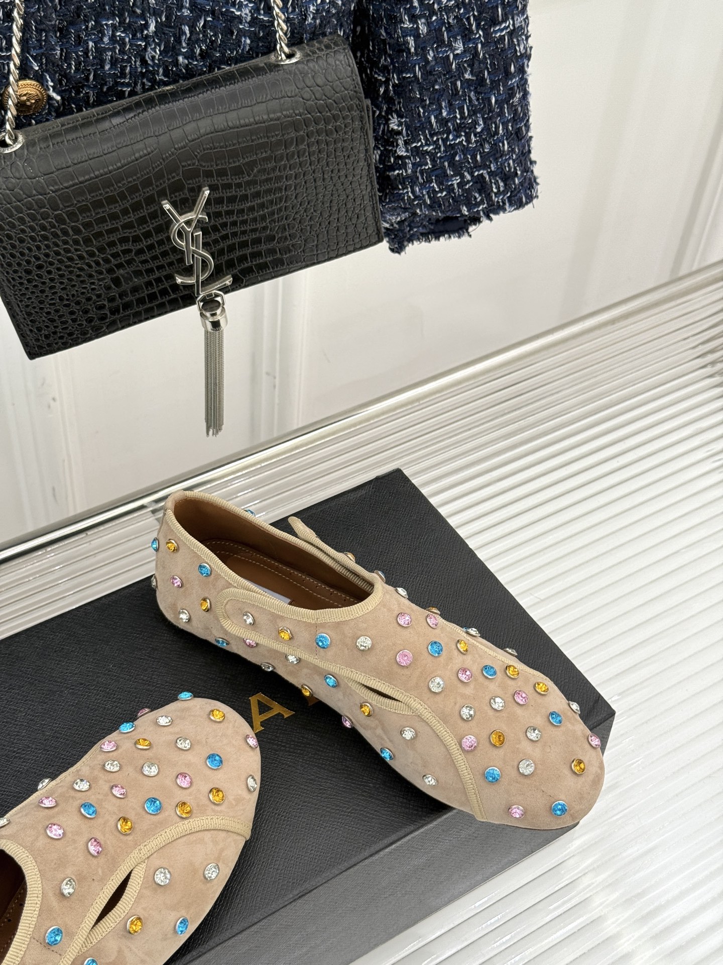 ALAÏA/阿莱亚26WF新品彩钻魔术贴芭蕾舞鞋当雕塑感基因邂逅星芒璀璨为独立女性的步履注入高光仪式感。