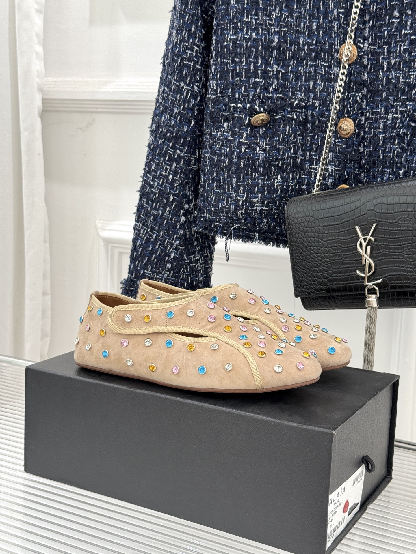 ALAÏA/阿莱亚26WF新品彩钻魔术贴芭蕾舞鞋当雕塑感基因邂逅星芒璀璨为独立女性的步履注入高光仪式感。