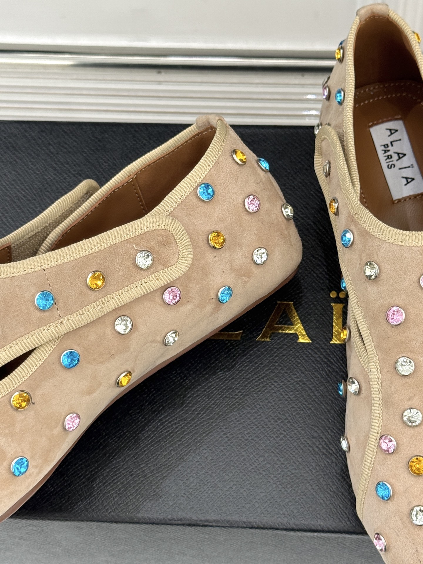 ALAÏA/阿莱亚26WF新品彩钻魔术贴芭蕾舞鞋当雕塑感基因邂逅星芒璀璨为独立女性的步履注入高光仪式感。
