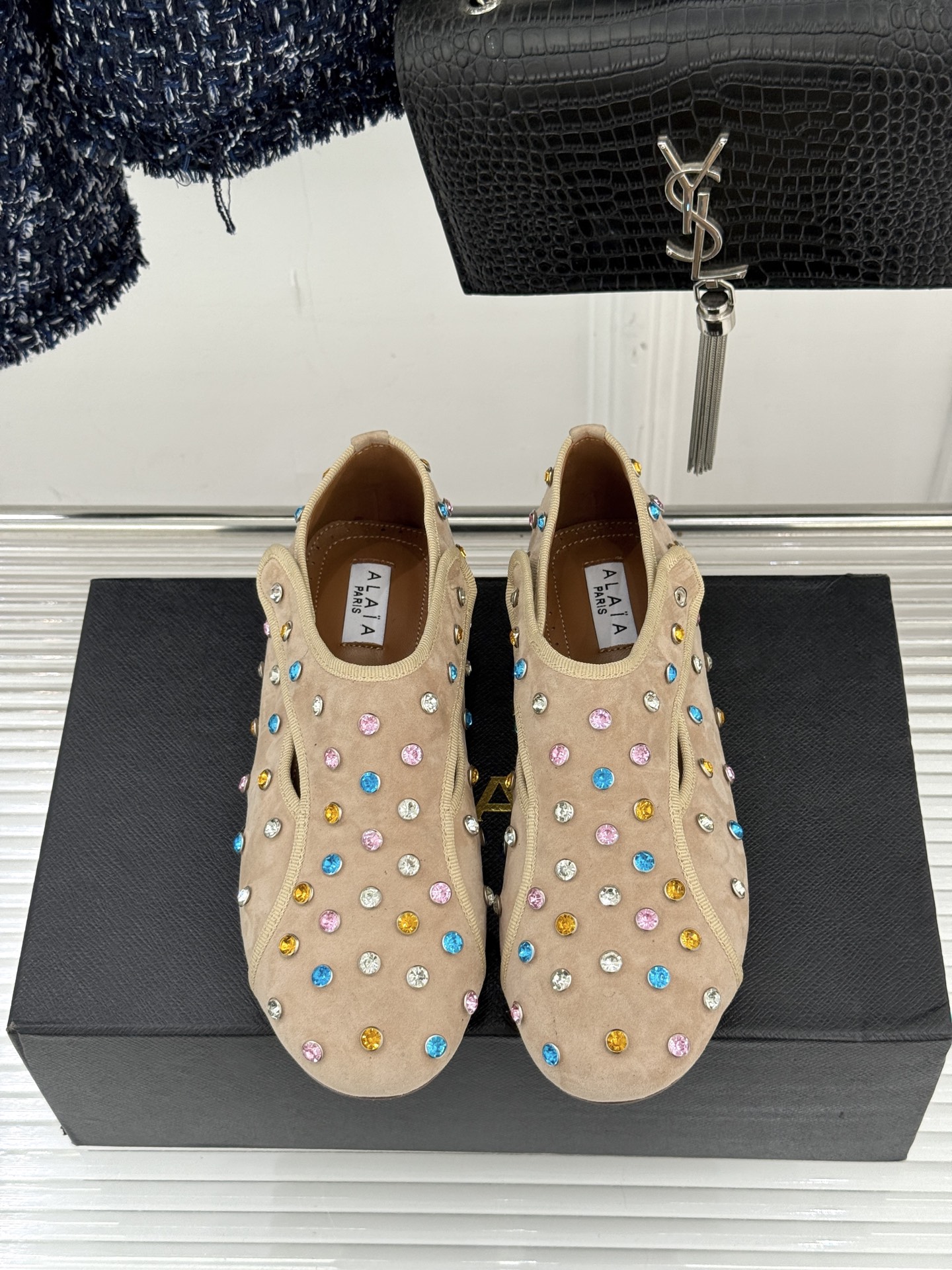 ALAÏA/阿莱亚26WF新品彩钻魔术贴芭蕾舞鞋当雕塑感基因邂逅星芒璀璨为独立女性的步履注入高光仪式感。