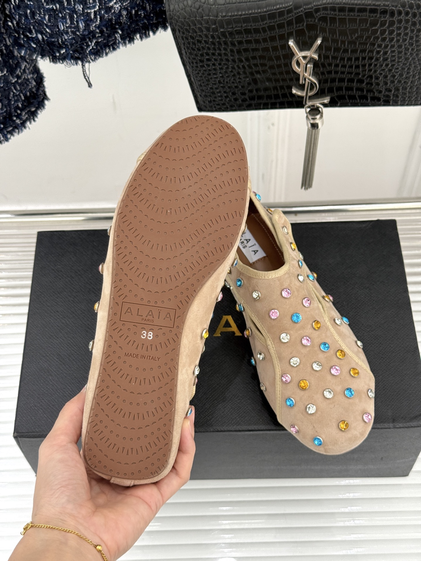 ALAÏA/阿莱亚26WF新品彩钻魔术贴芭蕾舞鞋当雕塑感基因邂逅星芒璀璨为独立女性的步履注入高光仪式感。