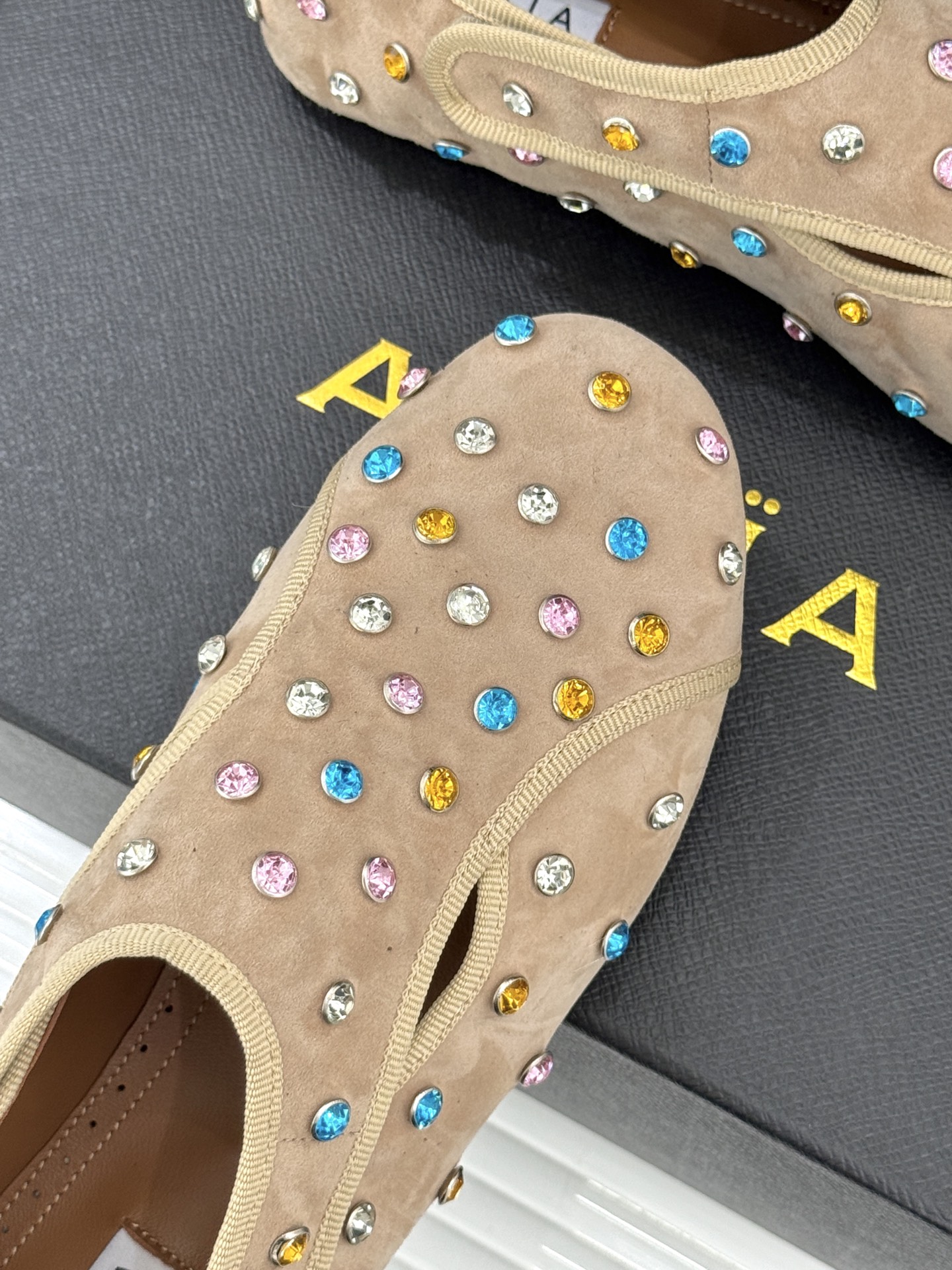 ALAÏA/阿莱亚26WF新品彩钻魔术贴芭蕾舞鞋当雕塑感基因邂逅星芒璀璨为独立女性的步履注入高光仪式感。