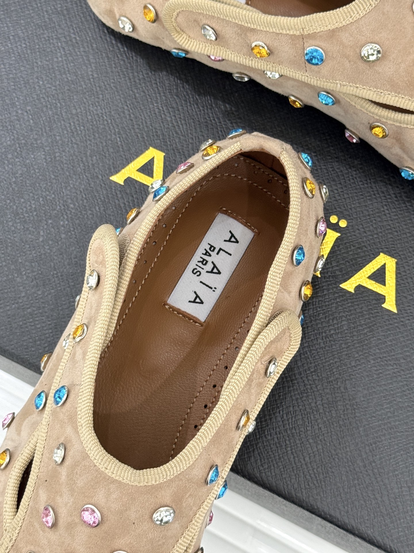 ALAÏA/阿莱亚26WF新品彩钻魔术贴芭蕾舞鞋当雕塑感基因邂逅星芒璀璨为独立女性的步履注入高光仪式感。