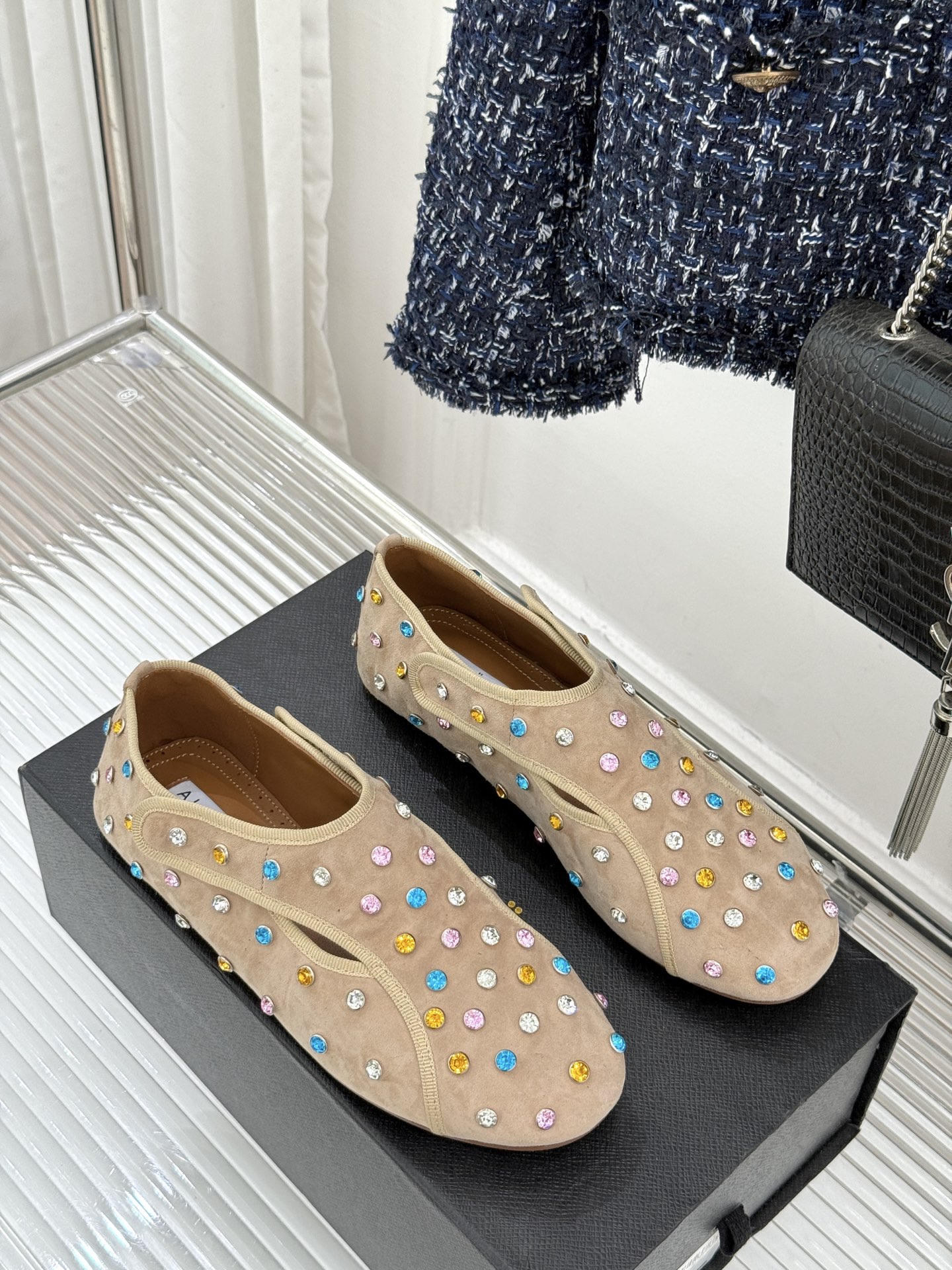 ALAÏA/阿莱亚26WF新品彩钻魔术贴芭蕾舞鞋当雕塑感基因邂逅星芒璀璨为独立女性的步履注入高光仪式感。