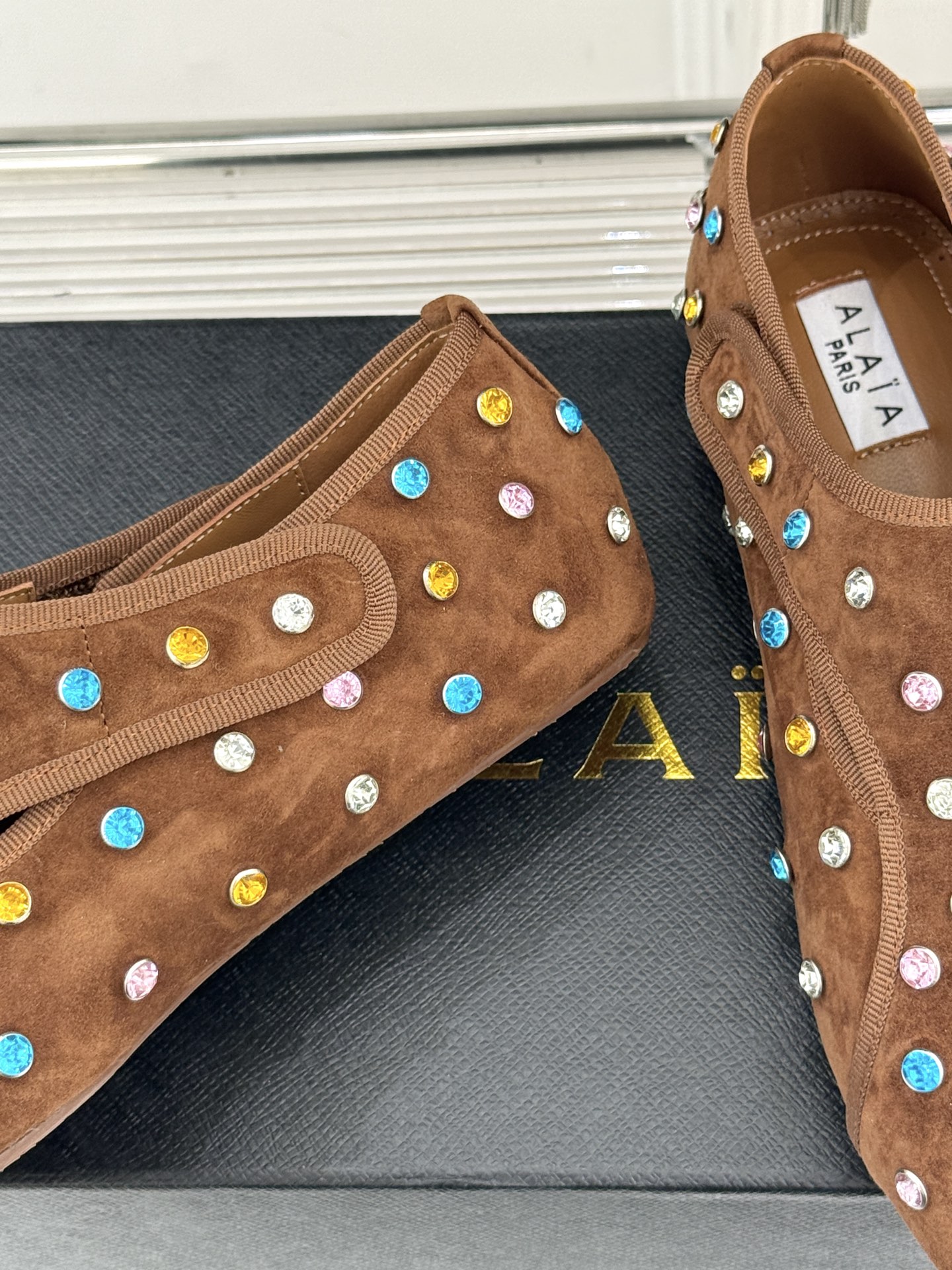 ALAÏA/阿莱亚26WF新品彩钻魔术贴芭蕾舞鞋当雕塑感基因邂逅星芒璀璨为独立女性的步履注入高光仪式感。