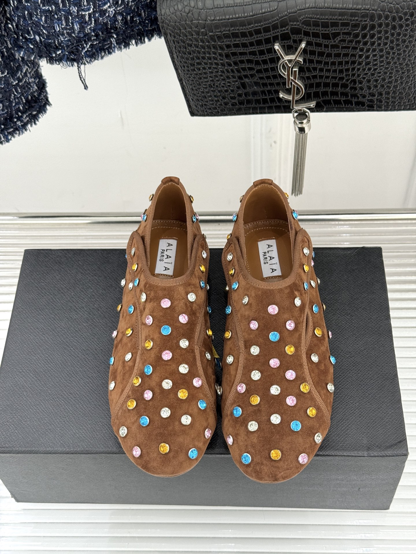 ALAÏA/阿莱亚26WF新品彩钻魔术贴芭蕾舞鞋当雕塑感基因邂逅星芒璀璨为独立女性的步履注入高光仪式感。