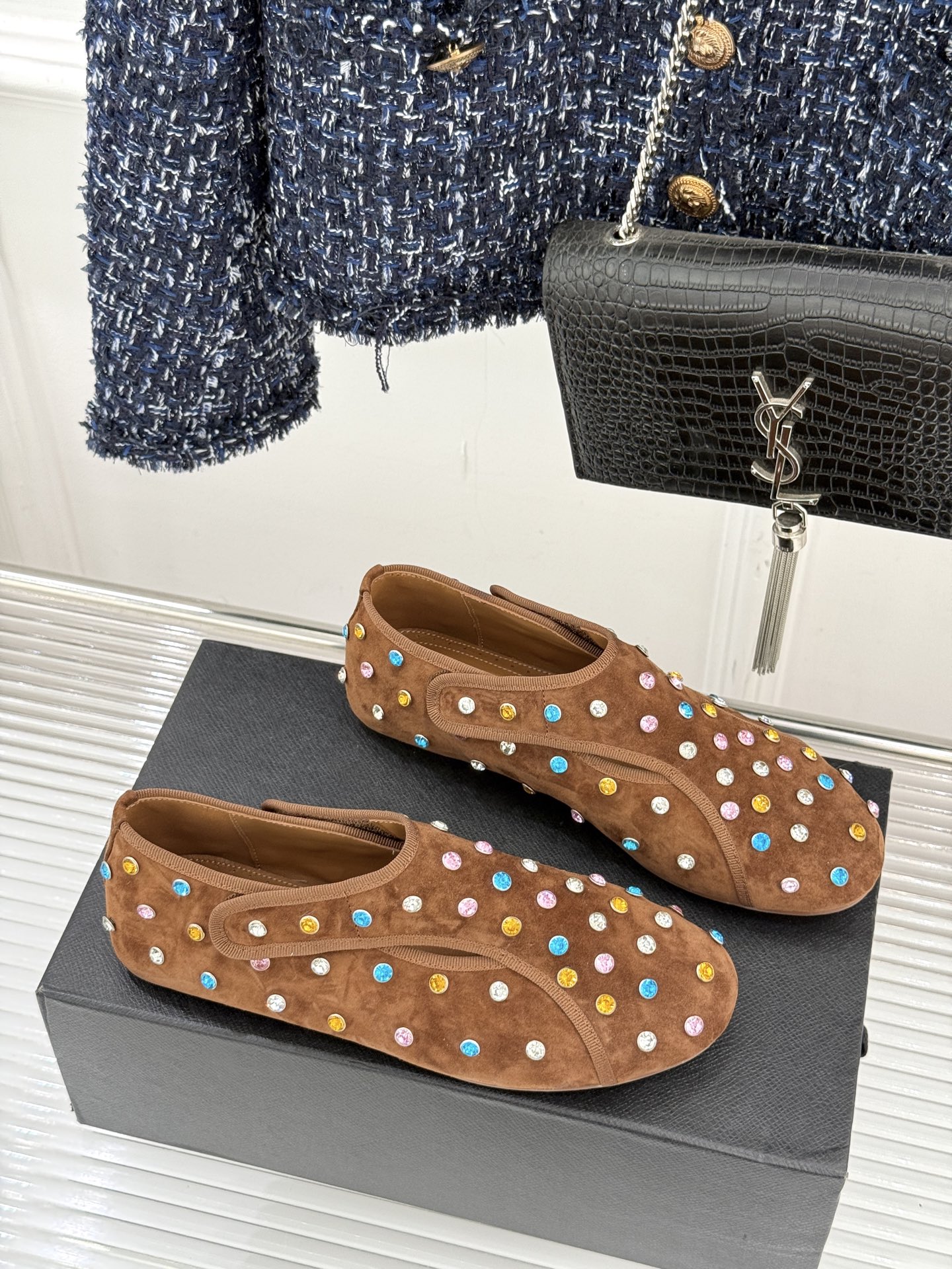 ALAÏA/阿莱亚26WF新品彩钻魔术贴芭蕾舞鞋当雕塑感基因邂逅星芒璀璨为独立女性的步履注入高光仪式感。