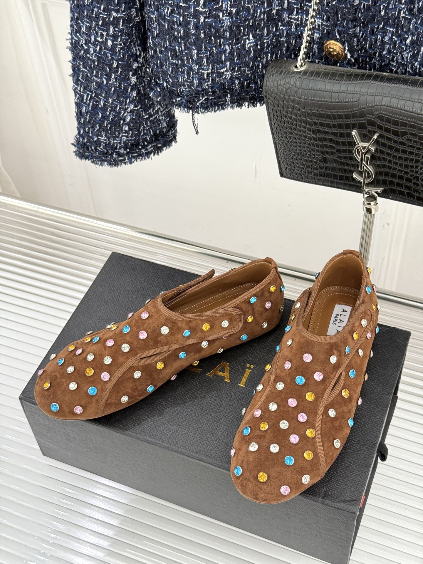 ALAÏA/阿莱亚26WF新品彩钻魔术贴芭蕾舞鞋当雕塑感基因邂逅星芒璀璨为独立女性的步履注入高光仪式感。