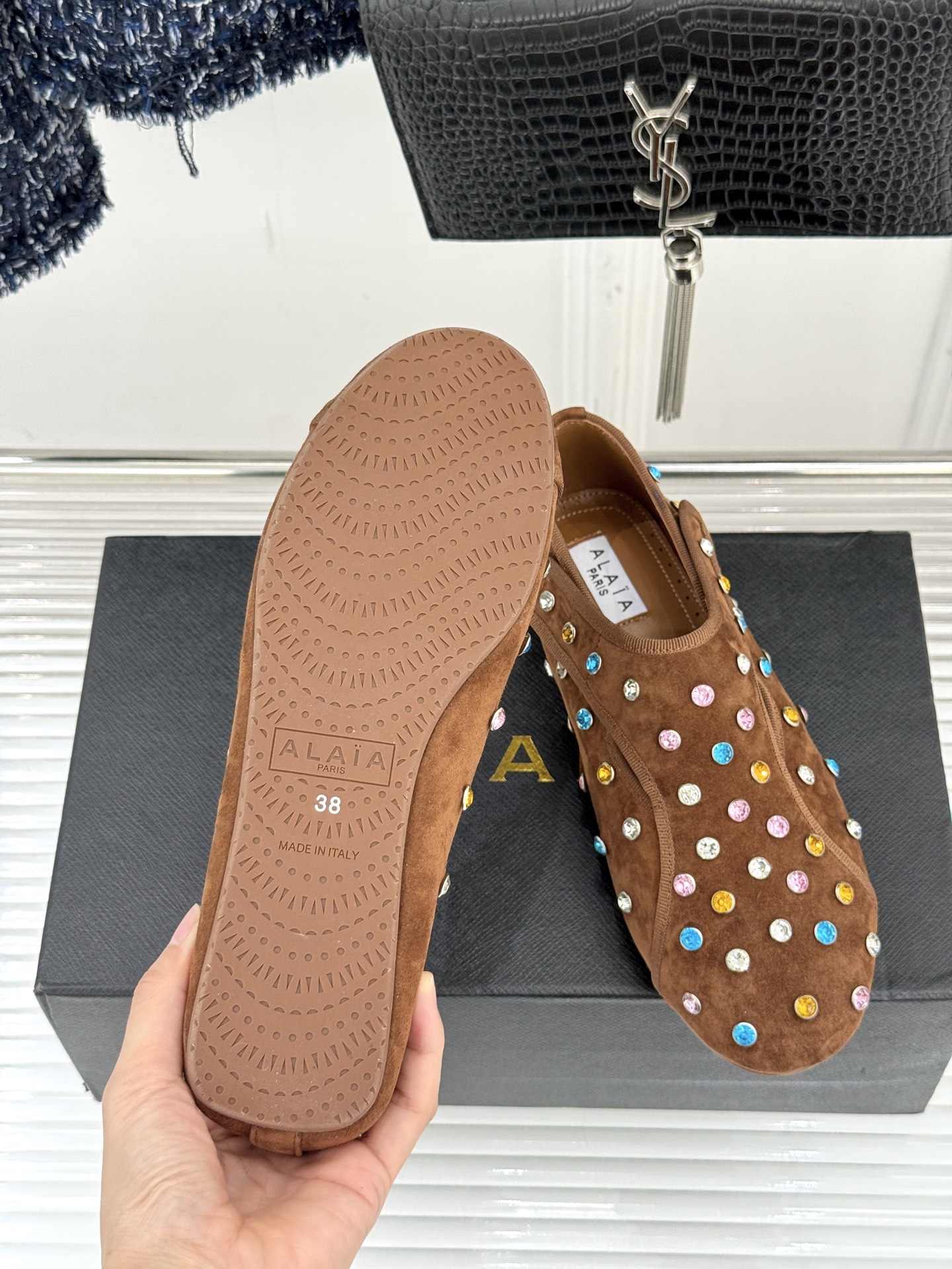 ALAÏA/阿莱亚26WF新品彩钻魔术贴芭蕾舞鞋当雕塑感基因邂逅星芒璀璨为独立女性的步履注入高光仪式感。