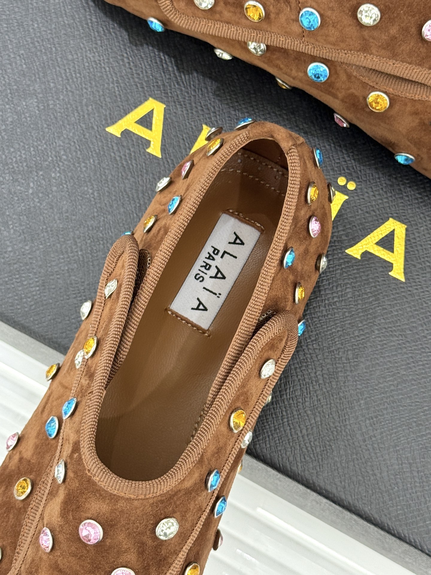 ALAÏA/阿莱亚26WF新品彩钻魔术贴芭蕾舞鞋当雕塑感基因邂逅星芒璀璨为独立女性的步履注入高光仪式感。