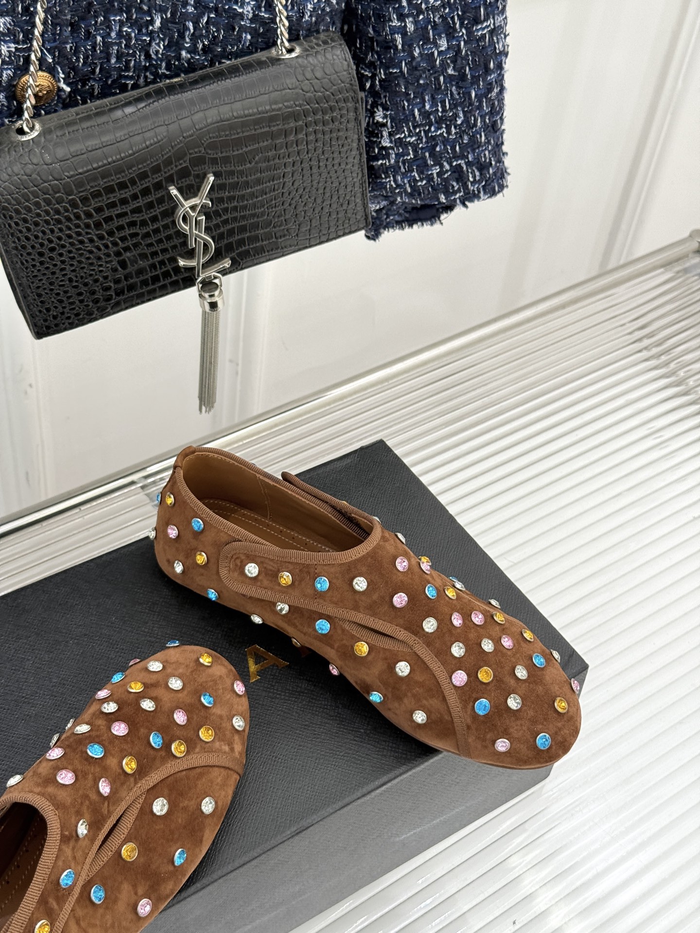 ALAÏA/阿莱亚26WF新品彩钻魔术贴芭蕾舞鞋当雕塑感基因邂逅星芒璀璨为独立女性的步履注入高光仪式感。