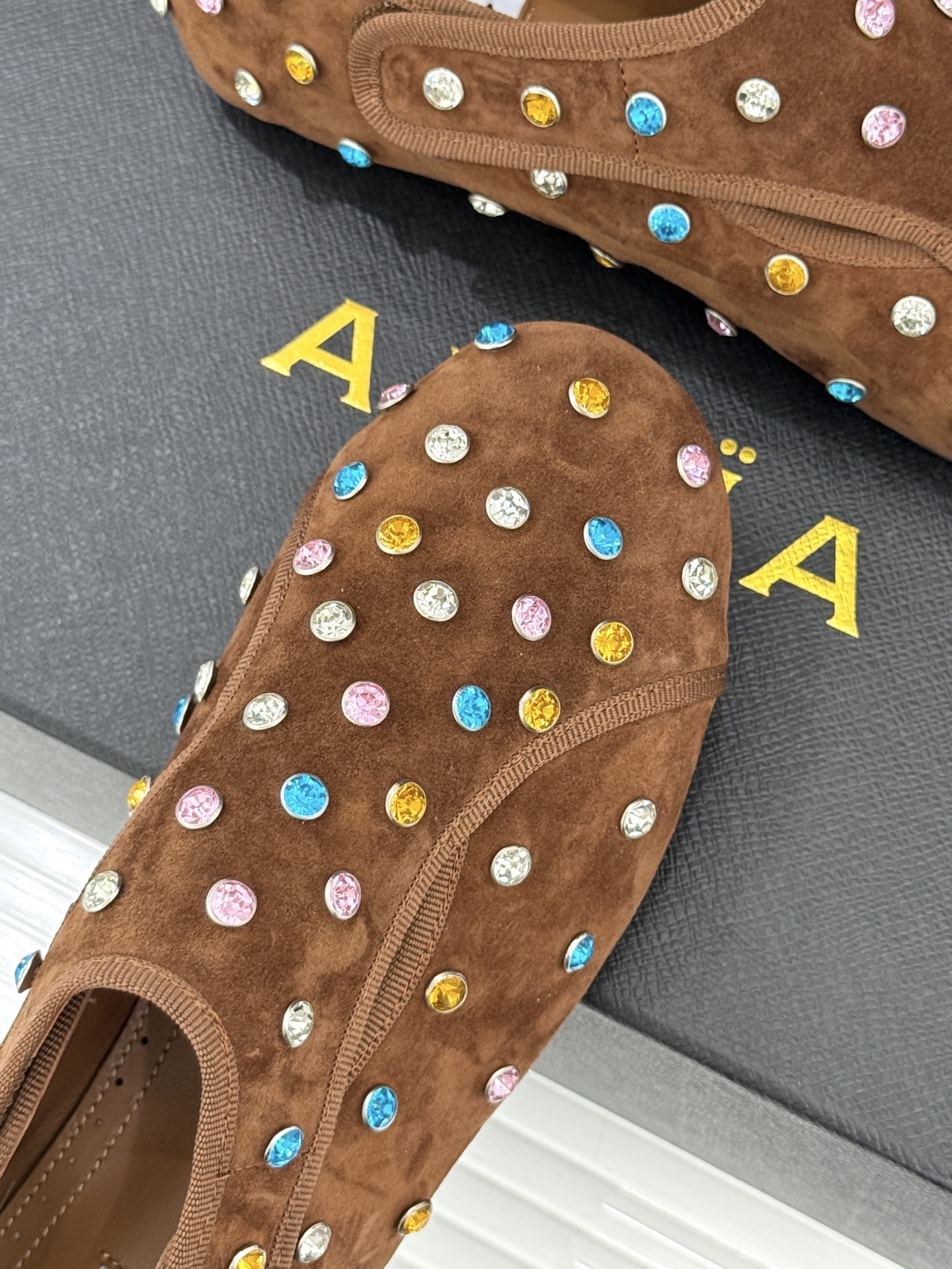 ALAÏA/阿莱亚26WF新品彩钻魔术贴芭蕾舞鞋当雕塑感基因邂逅星芒璀璨为独立女性的步履注入高光仪式感。