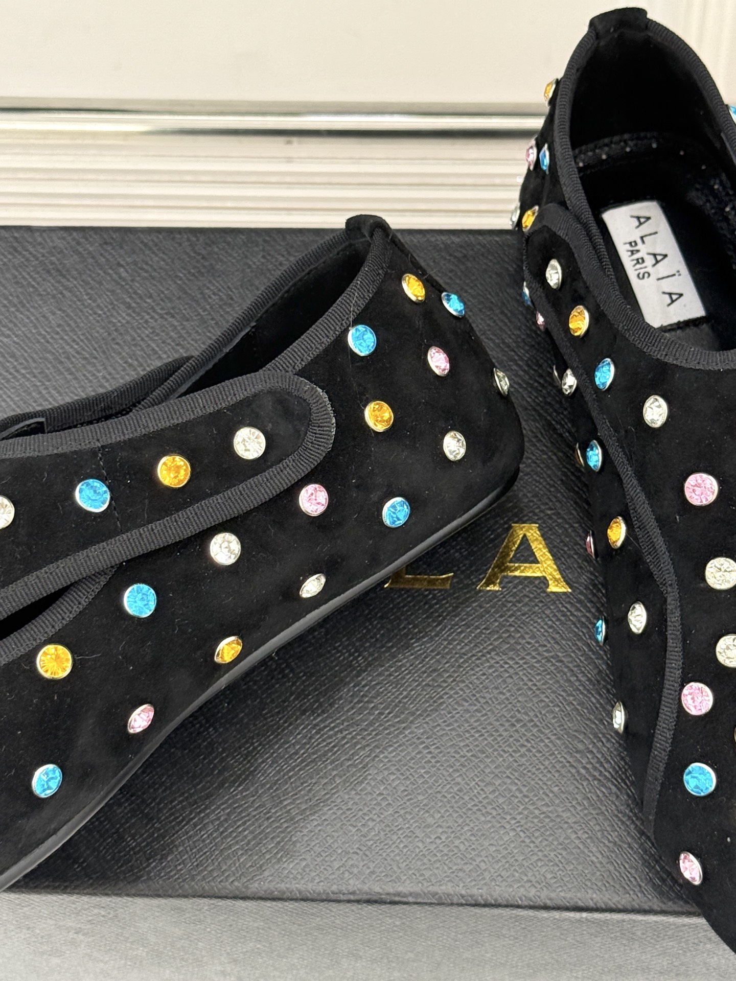 ALAÏA/阿莱亚26WF新品彩钻魔术贴芭蕾舞鞋当雕塑感基因邂逅星芒璀璨为独立女性的步履注入高光仪式感。