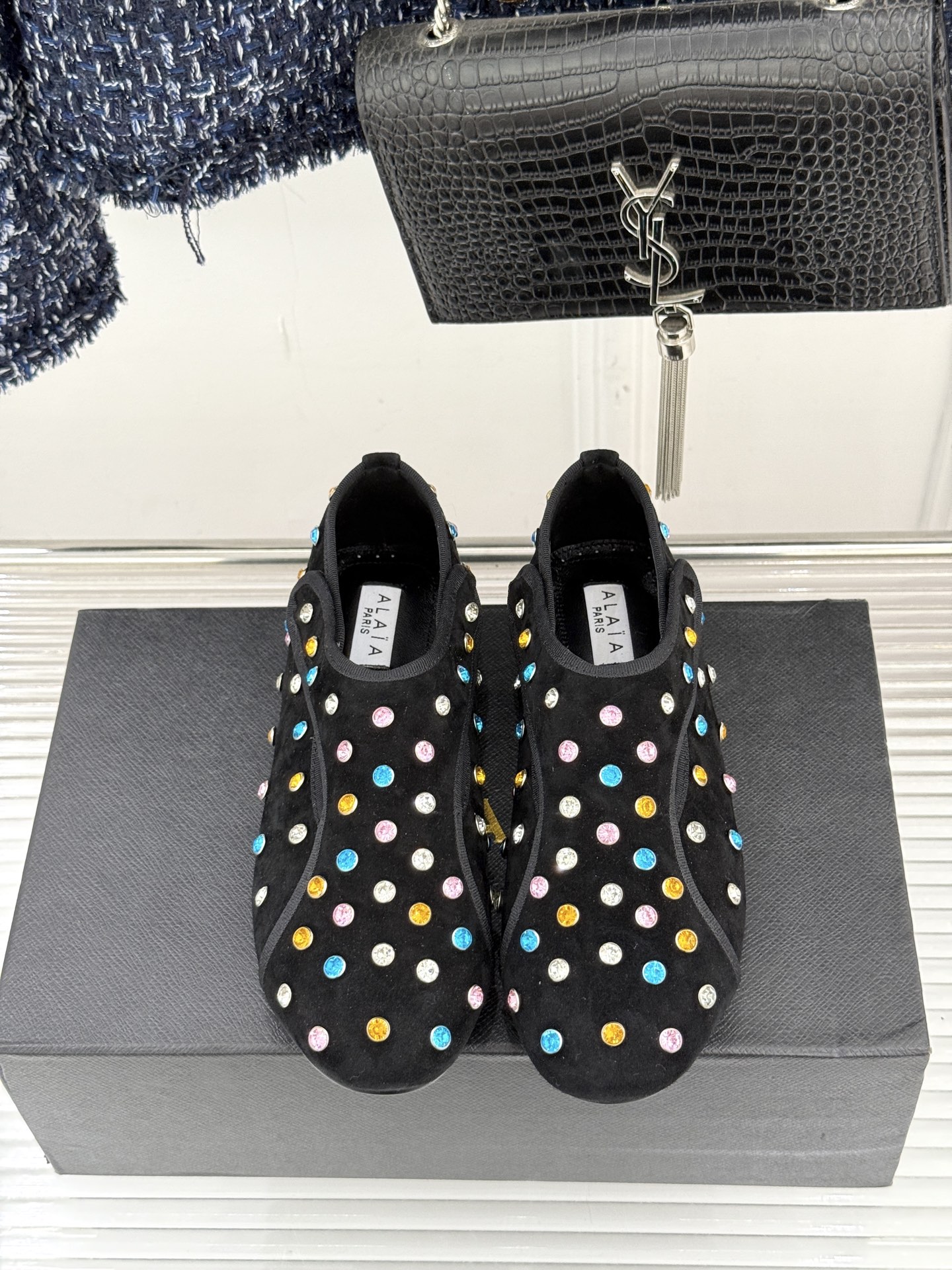 ALAÏA/阿莱亚26WF新品彩钻魔术贴芭蕾舞鞋当雕塑感基因邂逅星芒璀璨为独立女性的步履注入高光仪式感。