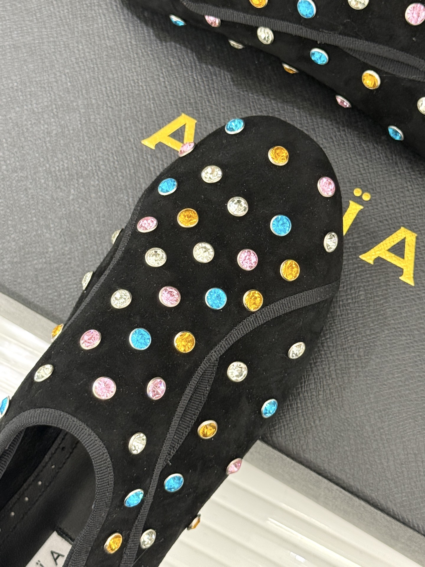 ALAÏA/阿莱亚26WF新品彩钻魔术贴芭蕾舞鞋当雕塑感基因邂逅星芒璀璨为独立女性的步履注入高光仪式感。