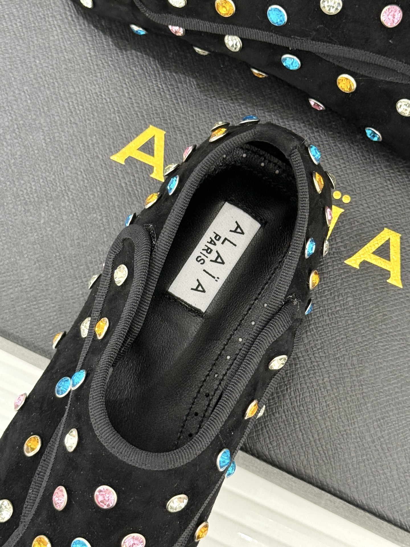 ALAÏA/阿莱亚26WF新品彩钻魔术贴芭蕾舞鞋当雕塑感基因邂逅星芒璀璨为独立女性的步履注入高光仪式感。