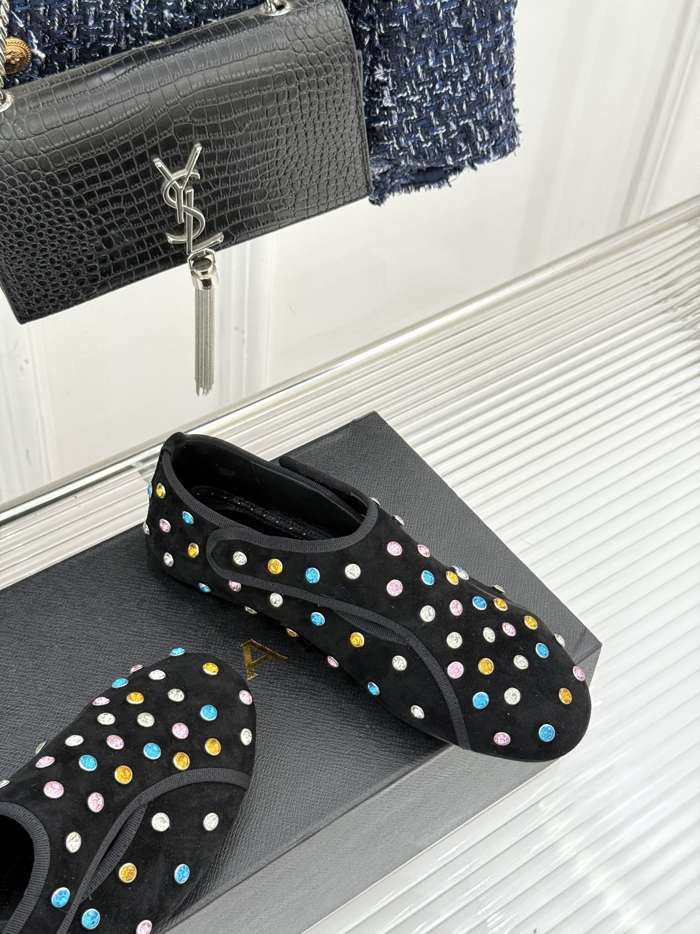 ALAÏA/阿莱亚26WF新品彩钻魔术贴芭蕾舞鞋当雕塑感基因邂逅星芒璀璨为独立女性的步履注入高光仪式感。