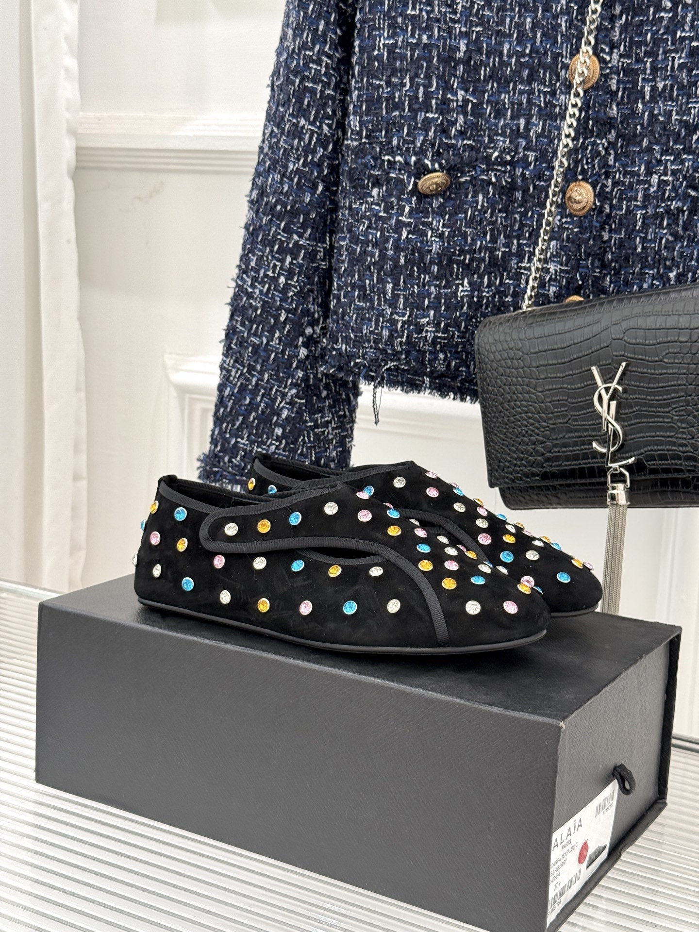 ALAÏA/阿莱亚26WF新品彩钻魔术贴芭蕾舞鞋当雕塑感基因邂逅星芒璀璨为独立女性的步履注入高光仪式感。