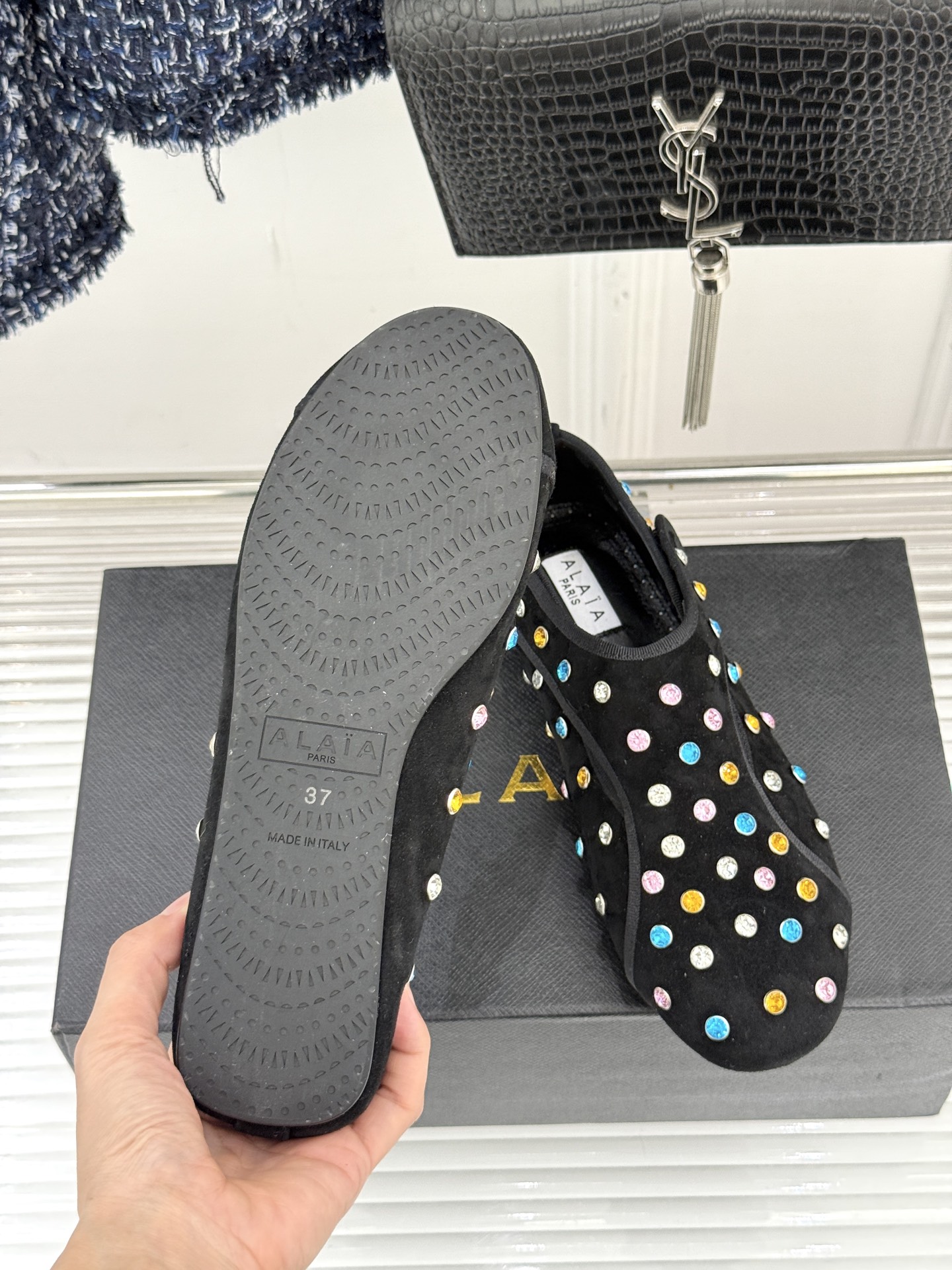 ALAÏA/阿莱亚26WF新品彩钻魔术贴芭蕾舞鞋当雕塑感基因邂逅星芒璀璨为独立女性的步履注入高光仪式感。