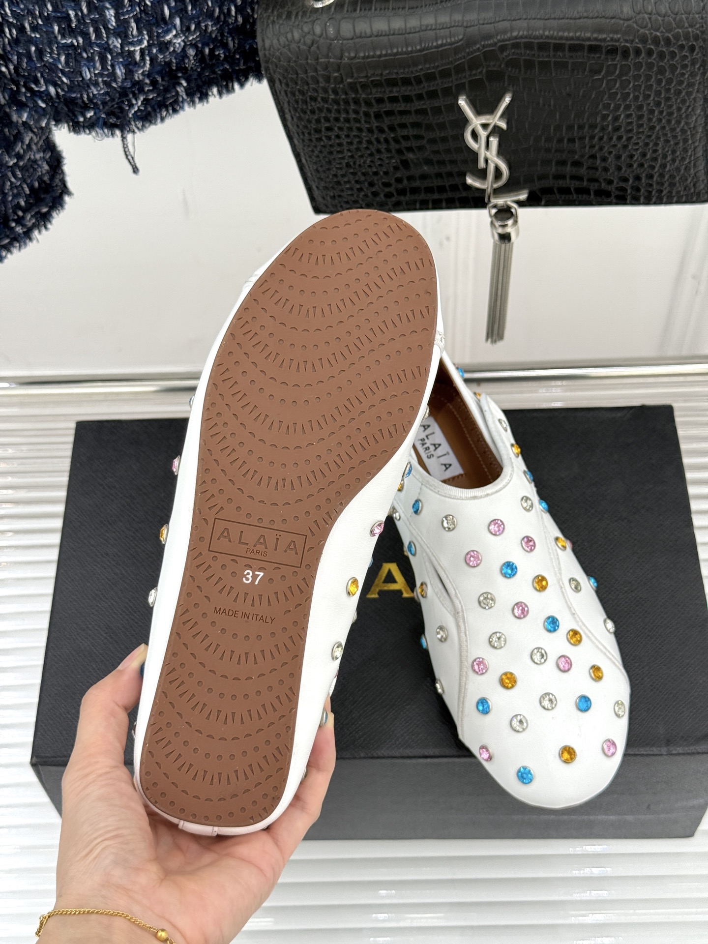 ALAÏA/阿莱亚26WF新品彩钻魔术贴芭蕾舞鞋当雕塑感基因邂逅星芒璀璨为独立女性的步履注入高光仪式感。