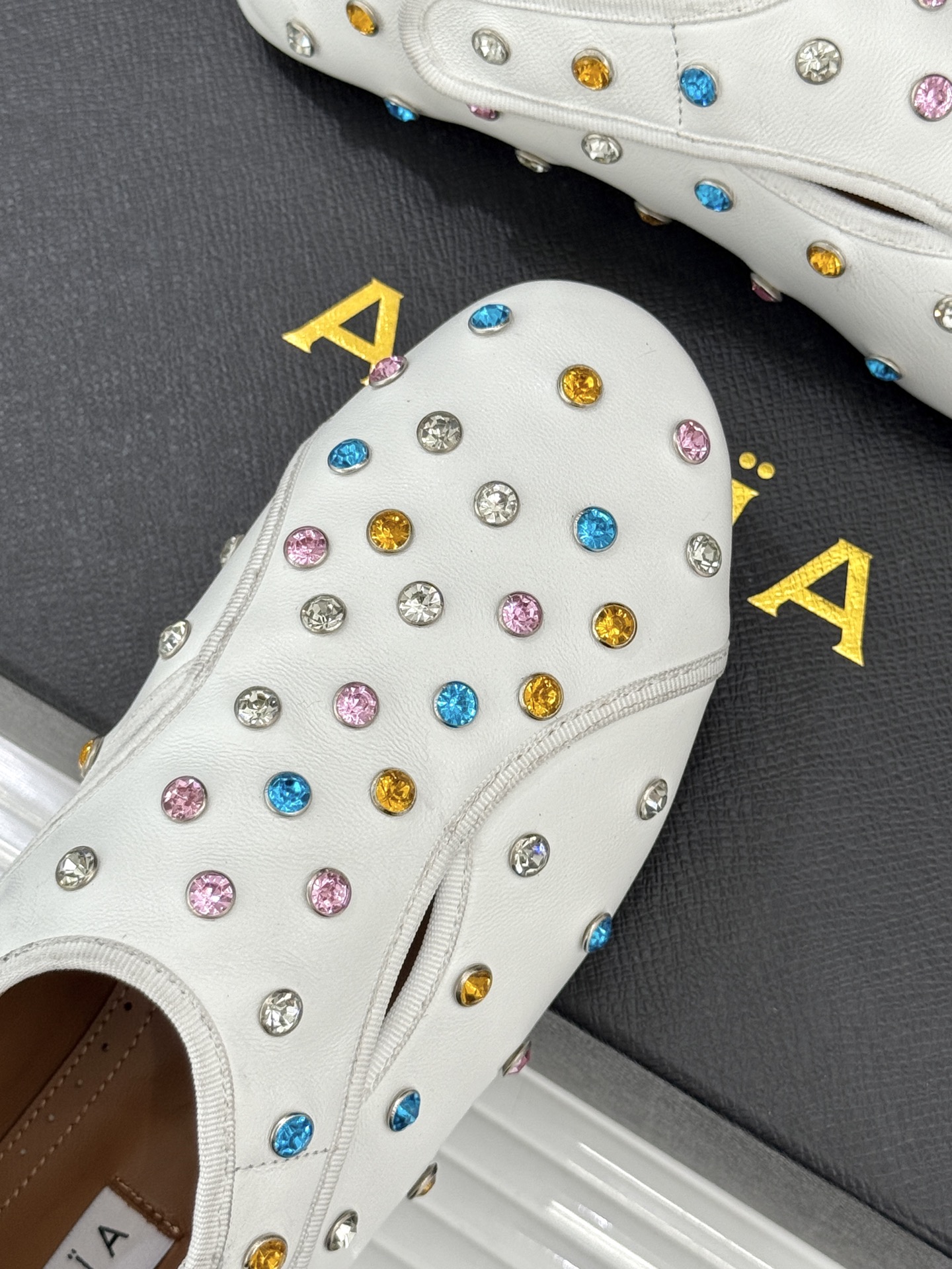 ALAÏA/阿莱亚26WF新品彩钻魔术贴芭蕾舞鞋当雕塑感基因邂逅星芒璀璨为独立女性的步履注入高光仪式感。