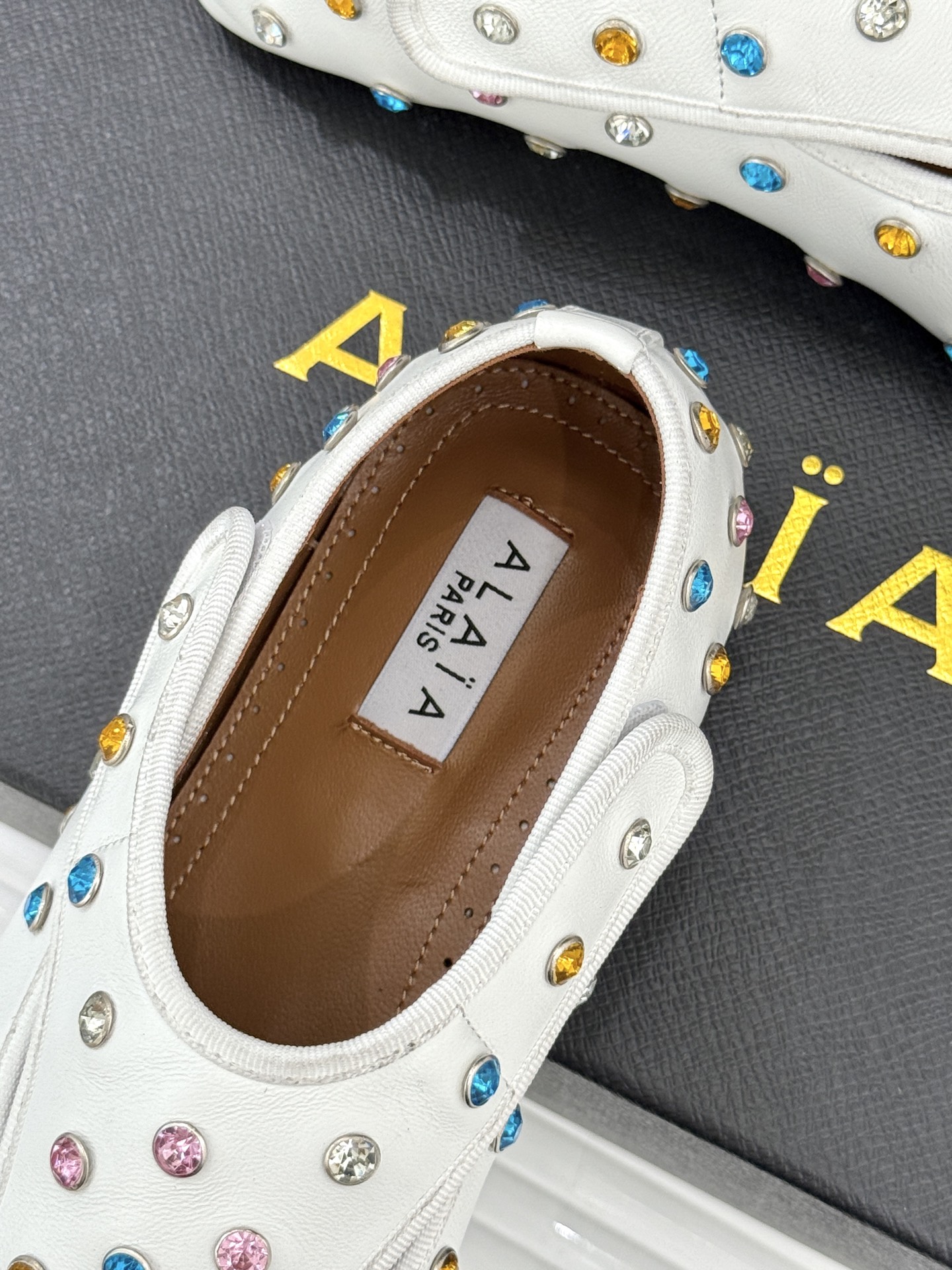 ALAÏA/阿莱亚26WF新品彩钻魔术贴芭蕾舞鞋当雕塑感基因邂逅星芒璀璨为独立女性的步履注入高光仪式感。