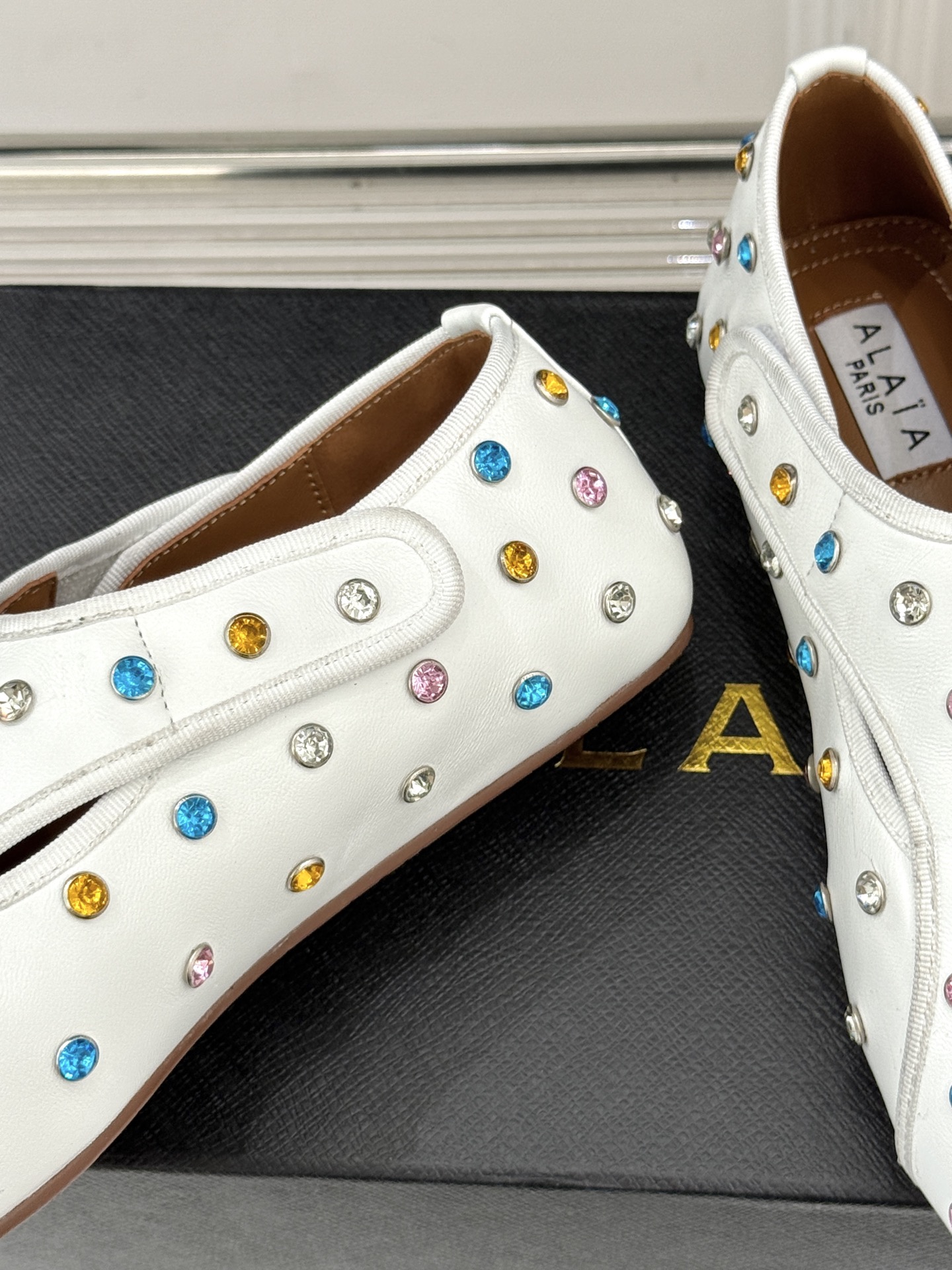 ALAÏA/阿莱亚26WF新品彩钻魔术贴芭蕾舞鞋当雕塑感基因邂逅星芒璀璨为独立女性的步履注入高光仪式感。