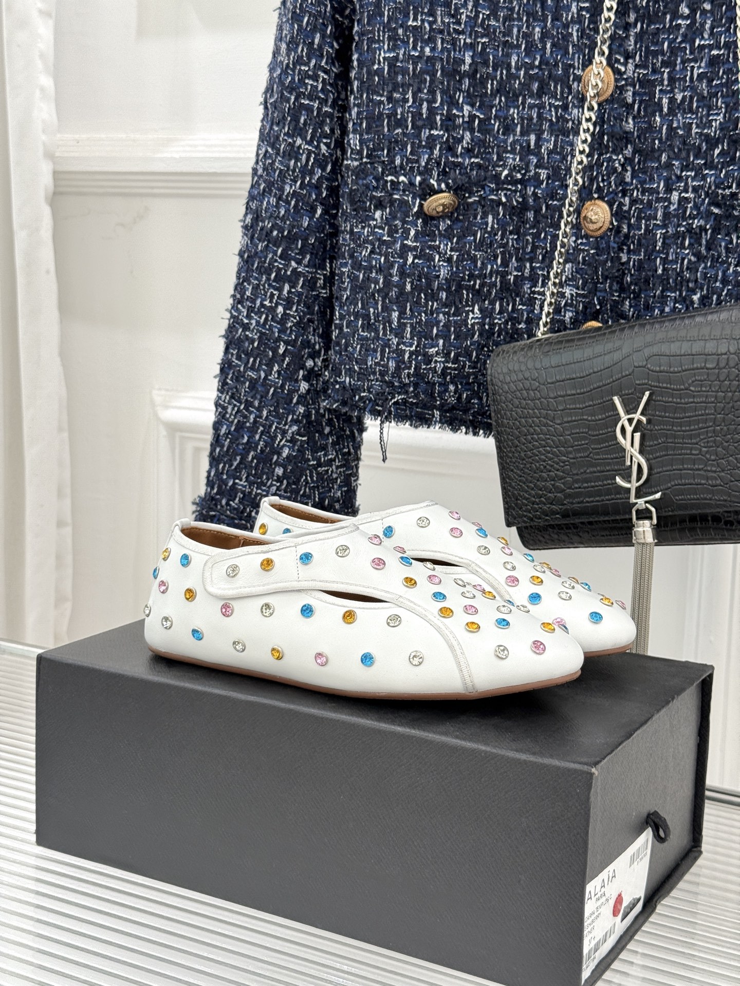 ALAÏA/阿莱亚26WF新品彩钻魔术贴芭蕾舞鞋当雕塑感基因邂逅星芒璀璨为独立女性的步履注入高光仪式感。