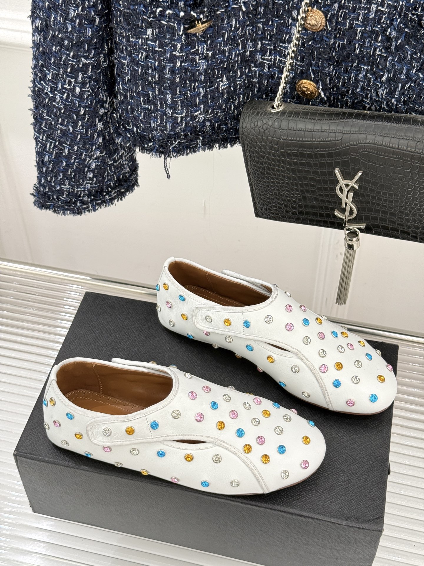 ALAÏA/阿莱亚26WF新品彩钻魔术贴芭蕾舞鞋当雕塑感基因邂逅星芒璀璨为独立女性的步履注入高光仪式感。