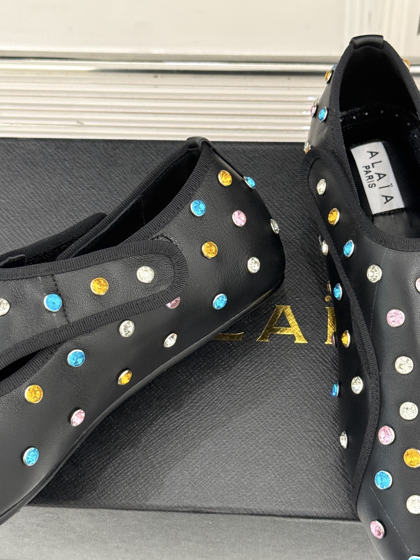 ALAÏA/阿莱亚26WF新品彩钻魔术贴芭蕾舞鞋当雕塑感基因邂逅星芒璀璨为独立女性的步履注入高光仪式感。