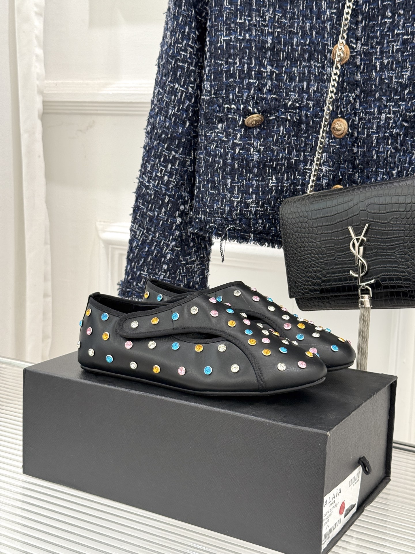 NO:652714,ALAA/Alaya 26WF new color diamond Velcro ballet shoes When the sculptural gene meets the starry brilliance, it injects a high-gloss ritual sense into the steps of independent women. The full diamond upper is studded with exquisitely cut colored diamonds, just like the Milky Way is crushed on the shoes, reflecting the clear-cut light when walking. Each step brings its own focus, just like the 'belief in curves' that the brand has always adhered to, so that elegance does not need to be deliberately flaunted.  The round-toe shoe shape continues the classic barefoot feel design. It widens the toe space to adapt to various foot types. It is equipped with a soft upper material like a 'second skin'. It takes into account both appearance and all-weather comfort. It replicates the essence of the brand's popular ballet shoes. The innovative Velcro design hides ingenuity. It can easily fit the ankle by tearing it off and attaching it. It not only enhances dynamic stability but also eliminates the need for laces. You can adjust the tightness to suit the needs of different scenes. Whether it is paired with a commuting suit, a holiday dress or everyday jeans.  This pair of shoes can seamlessly switch styles, making every step a statement of one's own style, continuing the brand's 'soul-rich' fashion legend. The fabric is made of cow suede + colored diamonds. The lining and tiptoe are all sheepskin. The original molded custom-made non-slip outsole size35-39 (customized 40/41/42), single shoes, skirts, business suit, sheepskin19860909ALAA/阿莱亚26WF新品彩钻魔术贴 芭蕾舞鞋 当雕塑感基因邂逅星芒璀璨 为独立女性的步履注入高光仪式感. 满钻鞋面缀满切割精致的彩钻 如同将银河揉碎于鞋履之上 行走间折射出层次分明的流光 每一步都自带焦点气场 恰如品牌始终坚守的“曲线信仰” 让优雅无需刻意张扬. 圆头鞋型延续经典裸足感设计 加宽鞋头空间适配多样脚型 搭配如“第二层肌肤”般柔软的鞋面材质 兼顾颜值与全天候舒适 复刻品牌爆款芭蕾鞋的穿感精髓. 革新性魔术贴设计暗藏巧思 一撕一贴间轻松贴合脚踝 既强化动态稳定性又省去系带繁琐 随性调整松紧度适配不同场景需求. 无论是搭配通勤西装 度假长裙还是日常牛仔 这双鞋都能无缝衔接风格切换 让每一次落脚都成为自我风格的宣言 续写品牌“灵魂丰盛”的时尚传奇. 面料采用牛反绒＋彩钻 内里踮脚均为羊皮 原版开模定制防滑大底 size35-39（40/41/42定制）,单鞋,skirts,business suit,sheepskin,Women's Shoes