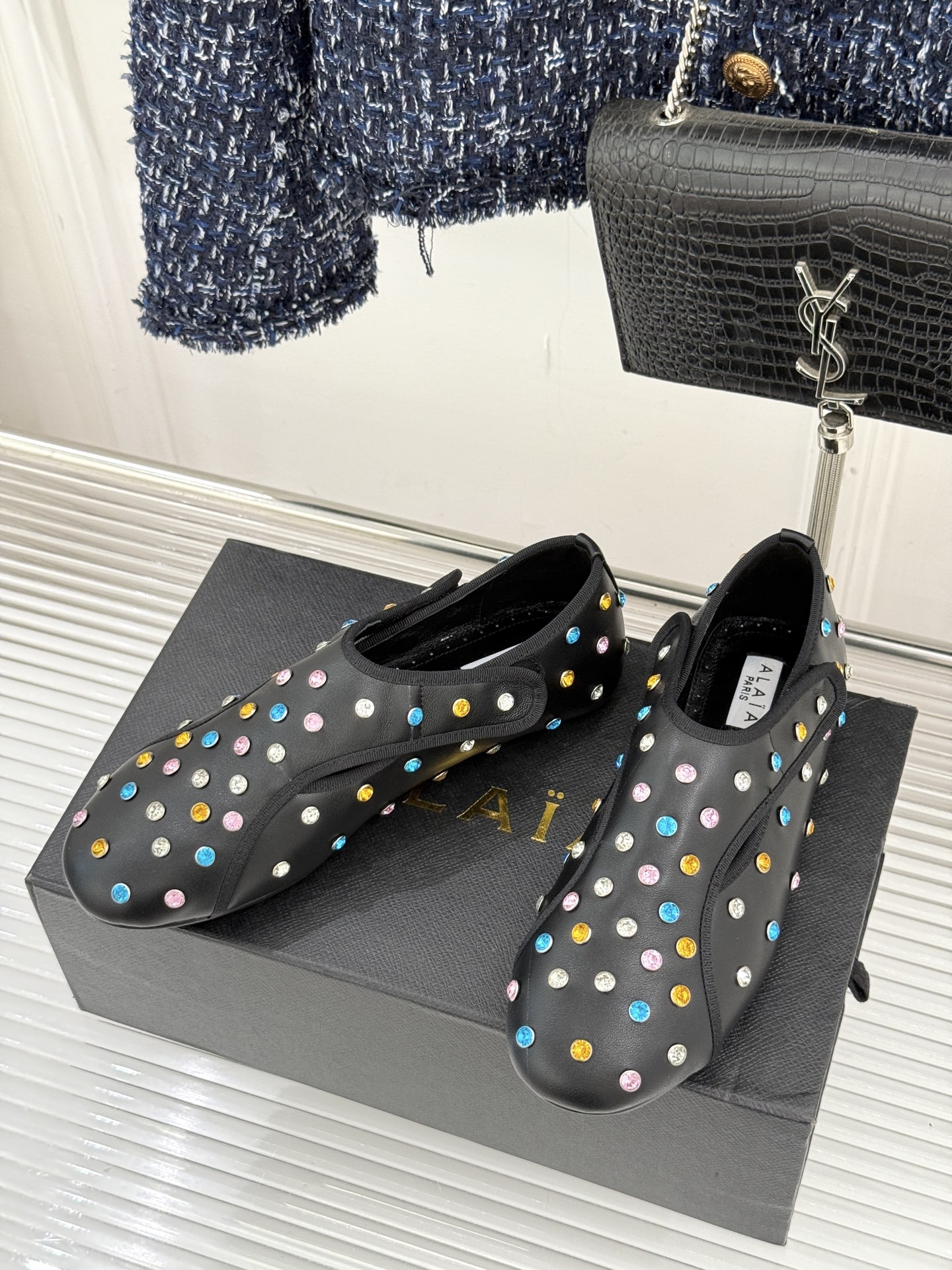 ALAÏA/阿莱亚26WF新品彩钻魔术贴芭蕾舞鞋当雕塑感基因邂逅星芒璀璨为独立女性的步履注入高光仪式感。