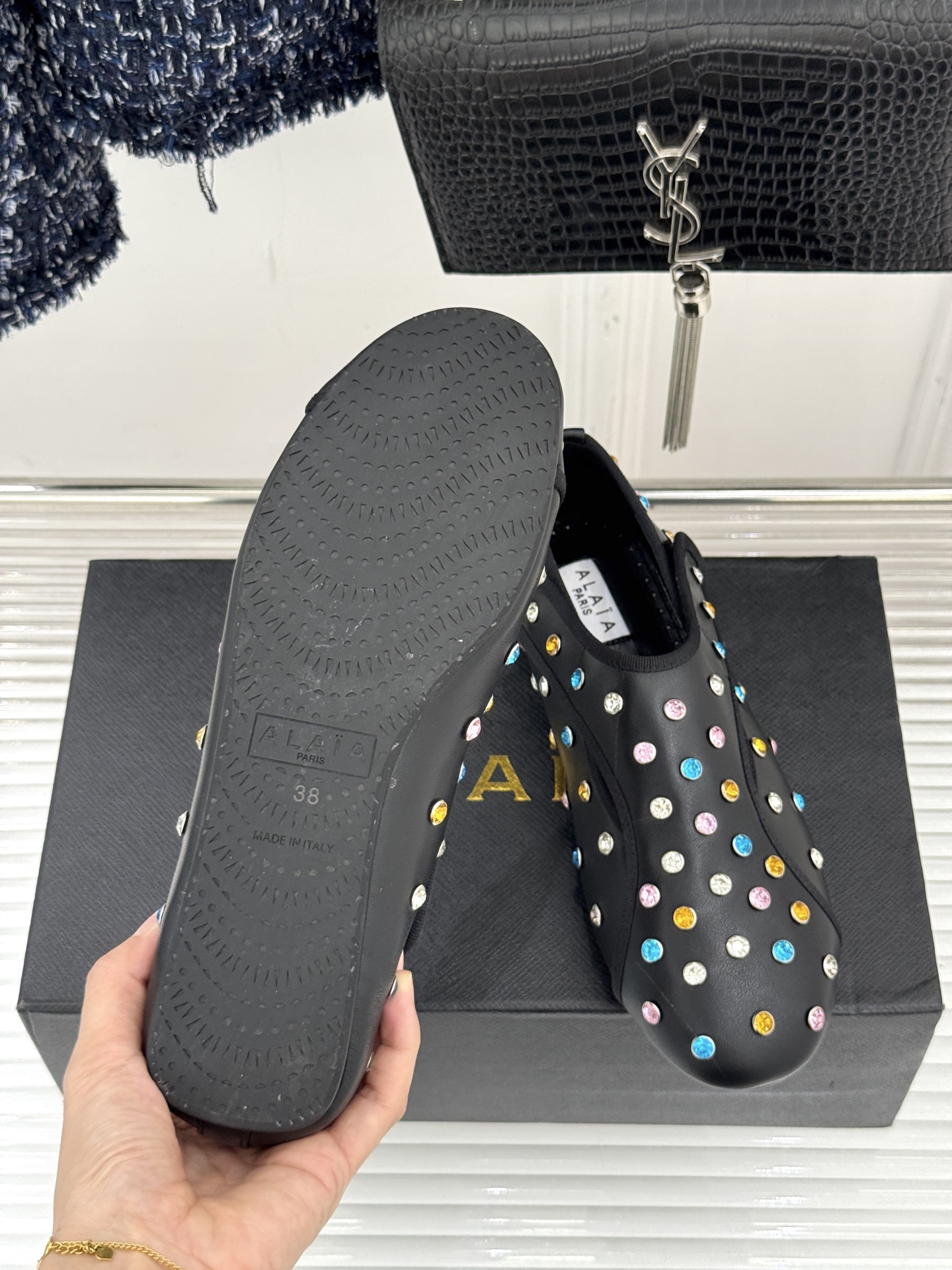 ALAÏA/阿莱亚26WF新品彩钻魔术贴芭蕾舞鞋当雕塑感基因邂逅星芒璀璨为独立女性的步履注入高光仪式感。