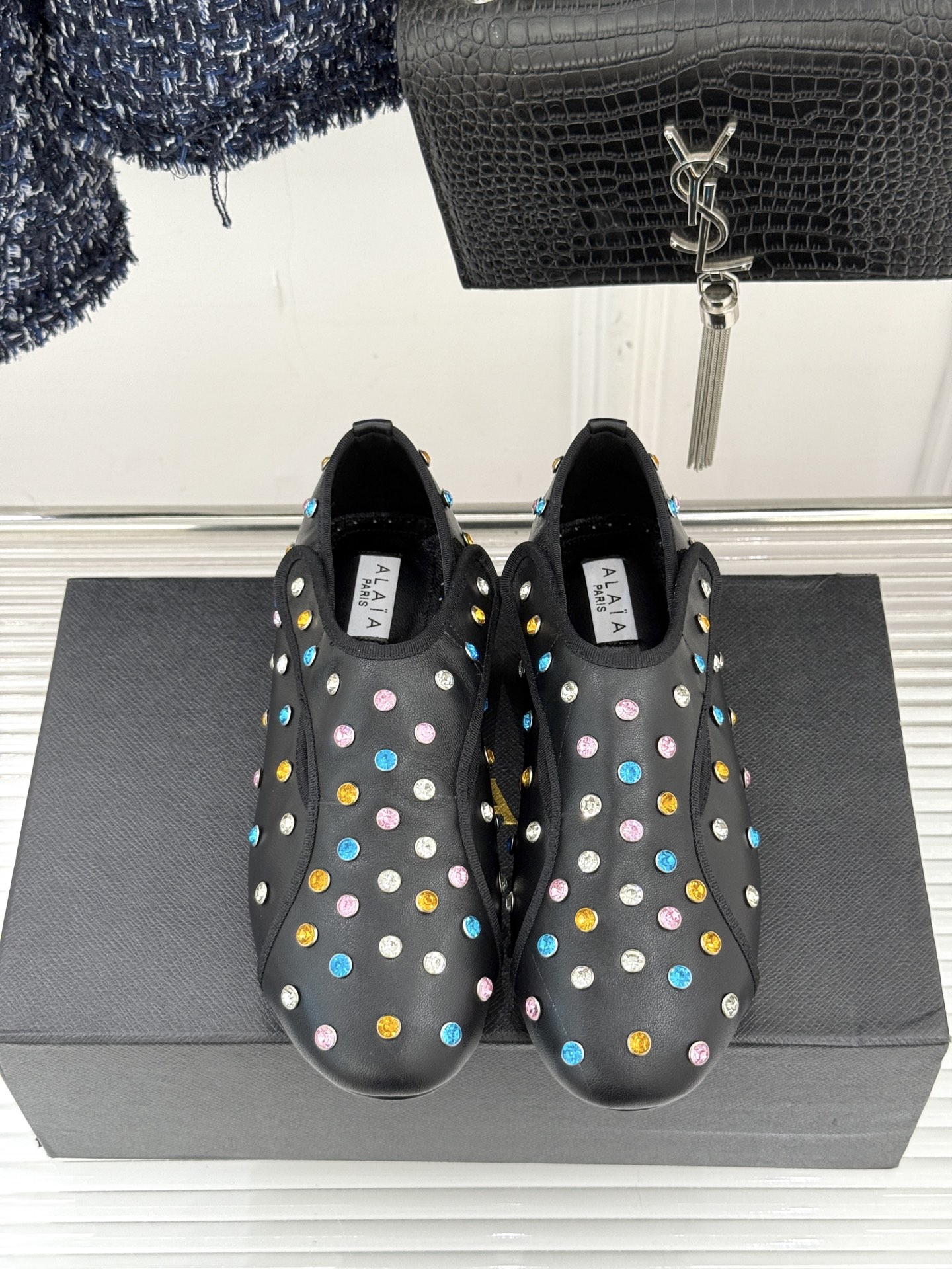 ALAÏA/阿莱亚26WF新品彩钻魔术贴芭蕾舞鞋当雕塑感基因邂逅星芒璀璨为独立女性的步履注入高光仪式感。