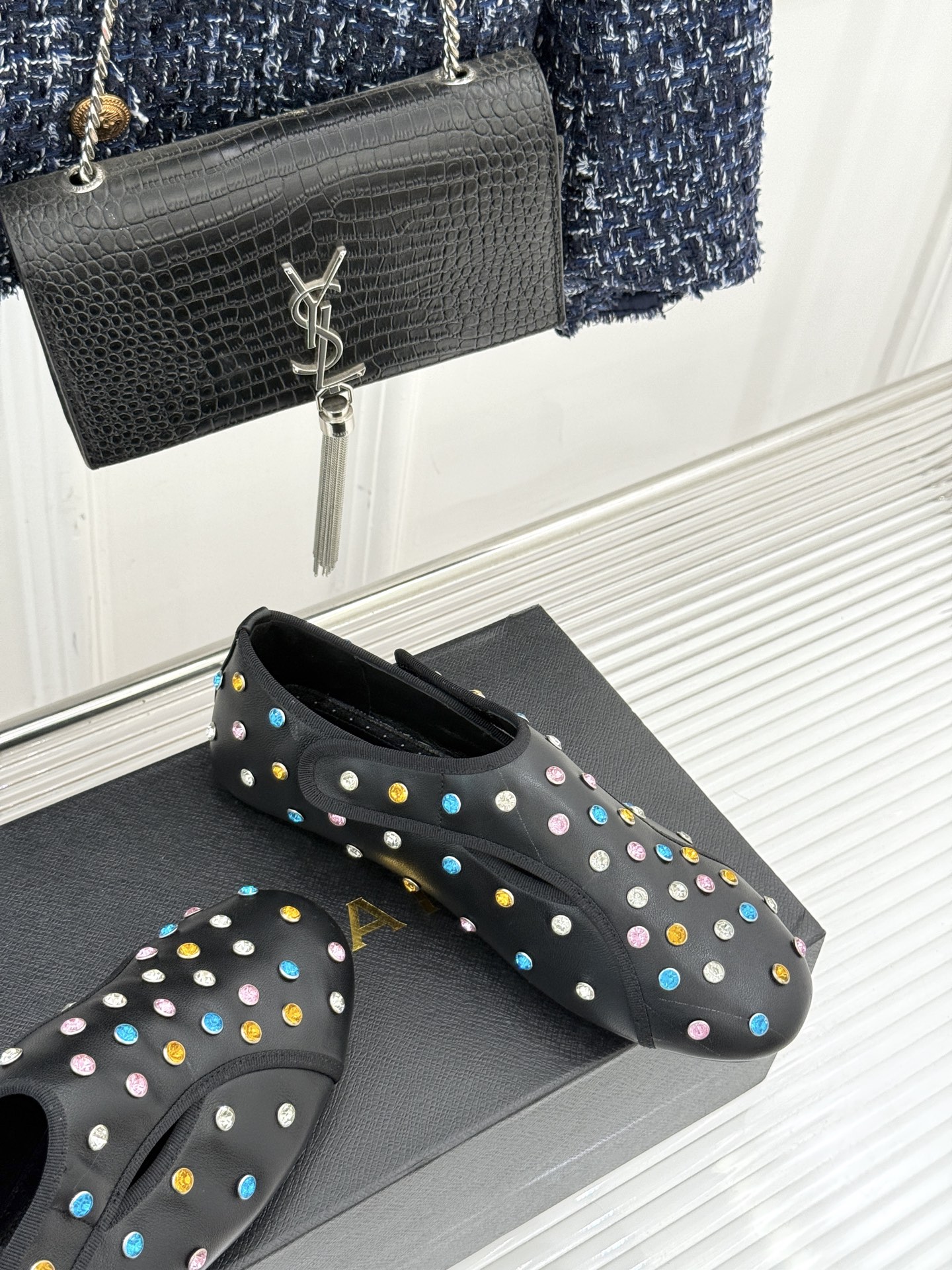 ALAÏA/阿莱亚26WF新品彩钻魔术贴芭蕾舞鞋当雕塑感基因邂逅星芒璀璨为独立女性的步履注入高光仪式感。