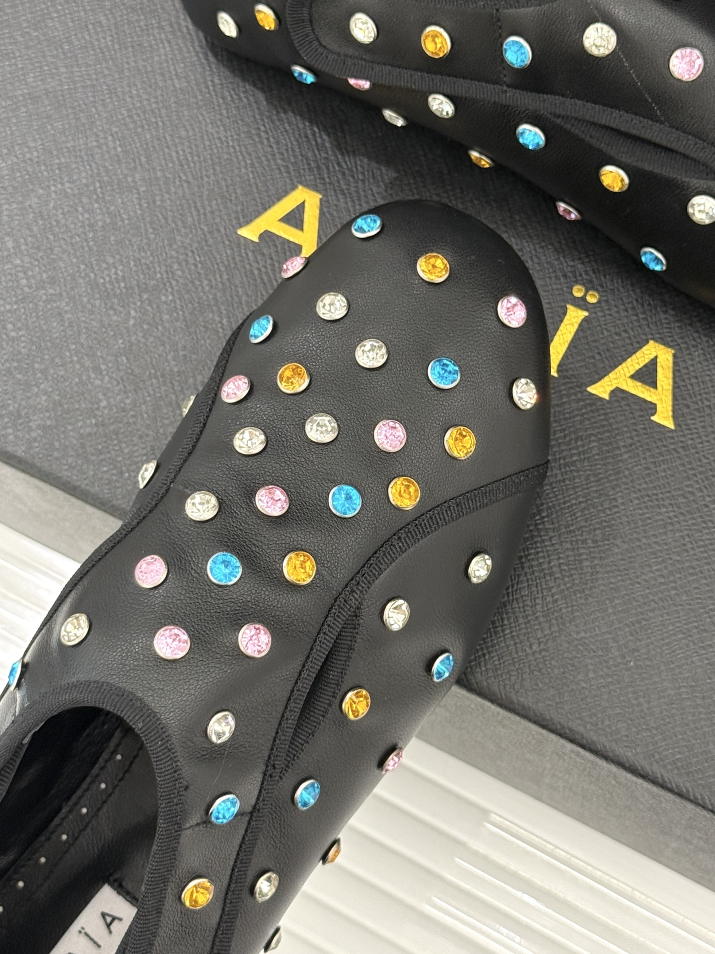 ALAÏA/阿莱亚26WF新品彩钻魔术贴芭蕾舞鞋当雕塑感基因邂逅星芒璀璨为独立女性的步履注入高光仪式感。