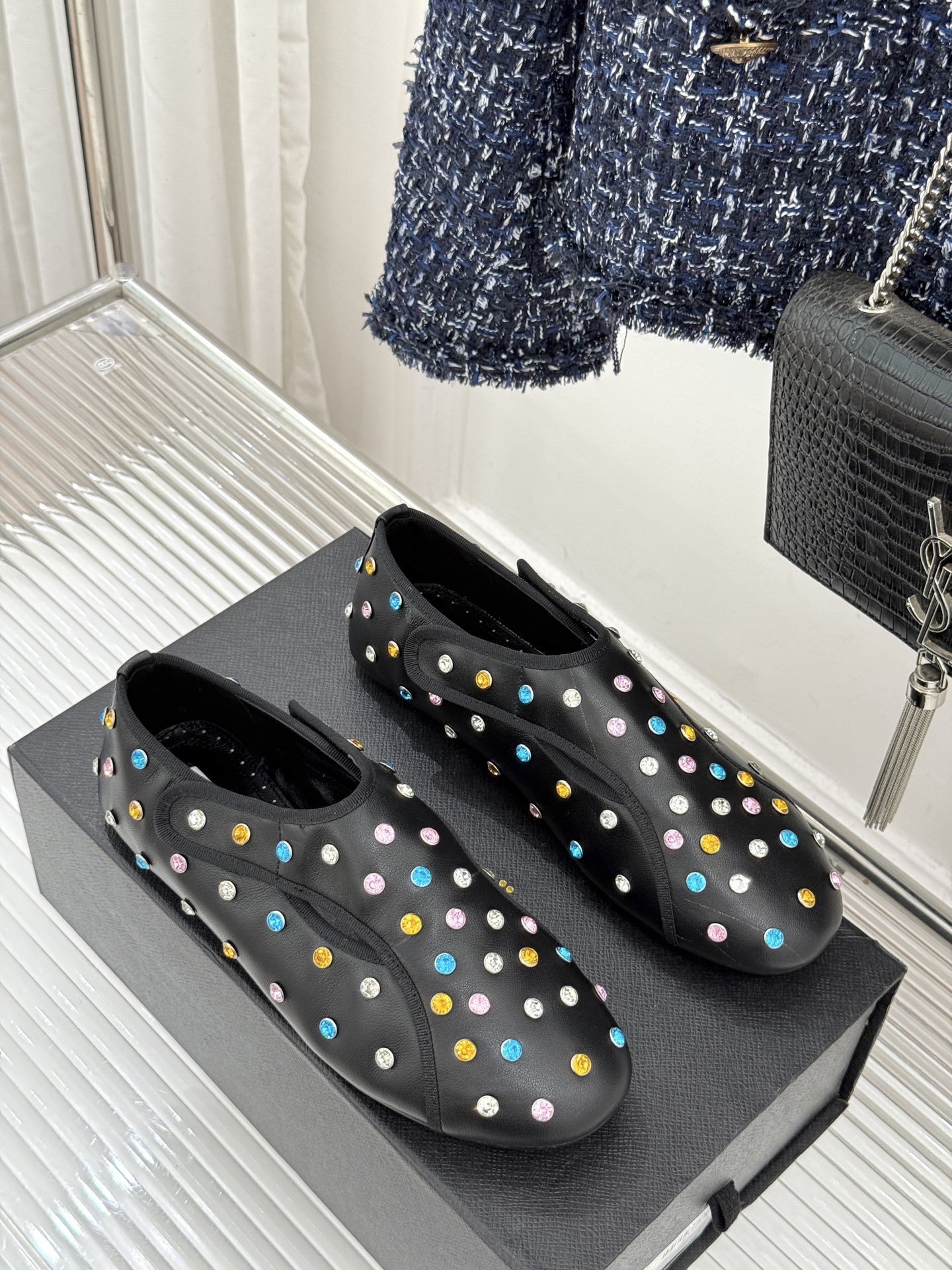 ALAÏA/阿莱亚26WF新品彩钻魔术贴芭蕾舞鞋当雕塑感基因邂逅星芒璀璨为独立女性的步履注入高光仪式感。