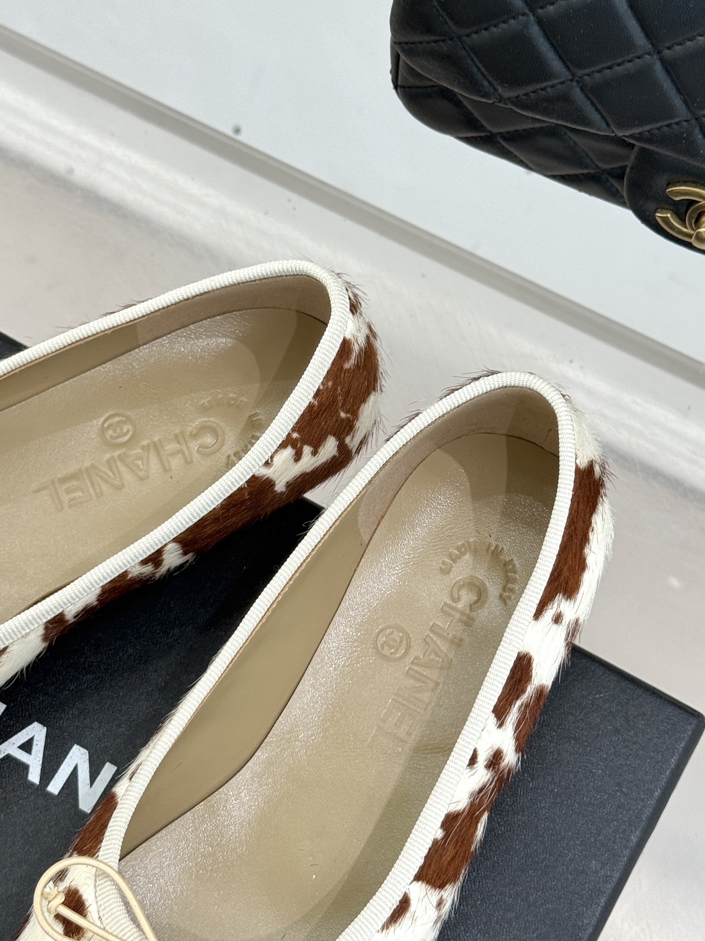 CHANE*｜小香经典中古大双C菱格蝴蝶结豹纹马毛芭蕾舞鞋当菱格纹的密码邂逅芭蕾的灵动这双单鞋便成了穿越