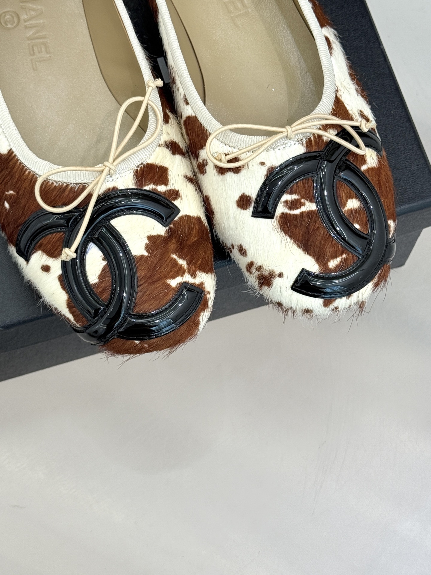 CHANE*｜小香经典中古大双C菱格蝴蝶结豹纹马毛芭蕾舞鞋当菱格纹的密码邂逅芭蕾的灵动这双单鞋便成了穿越