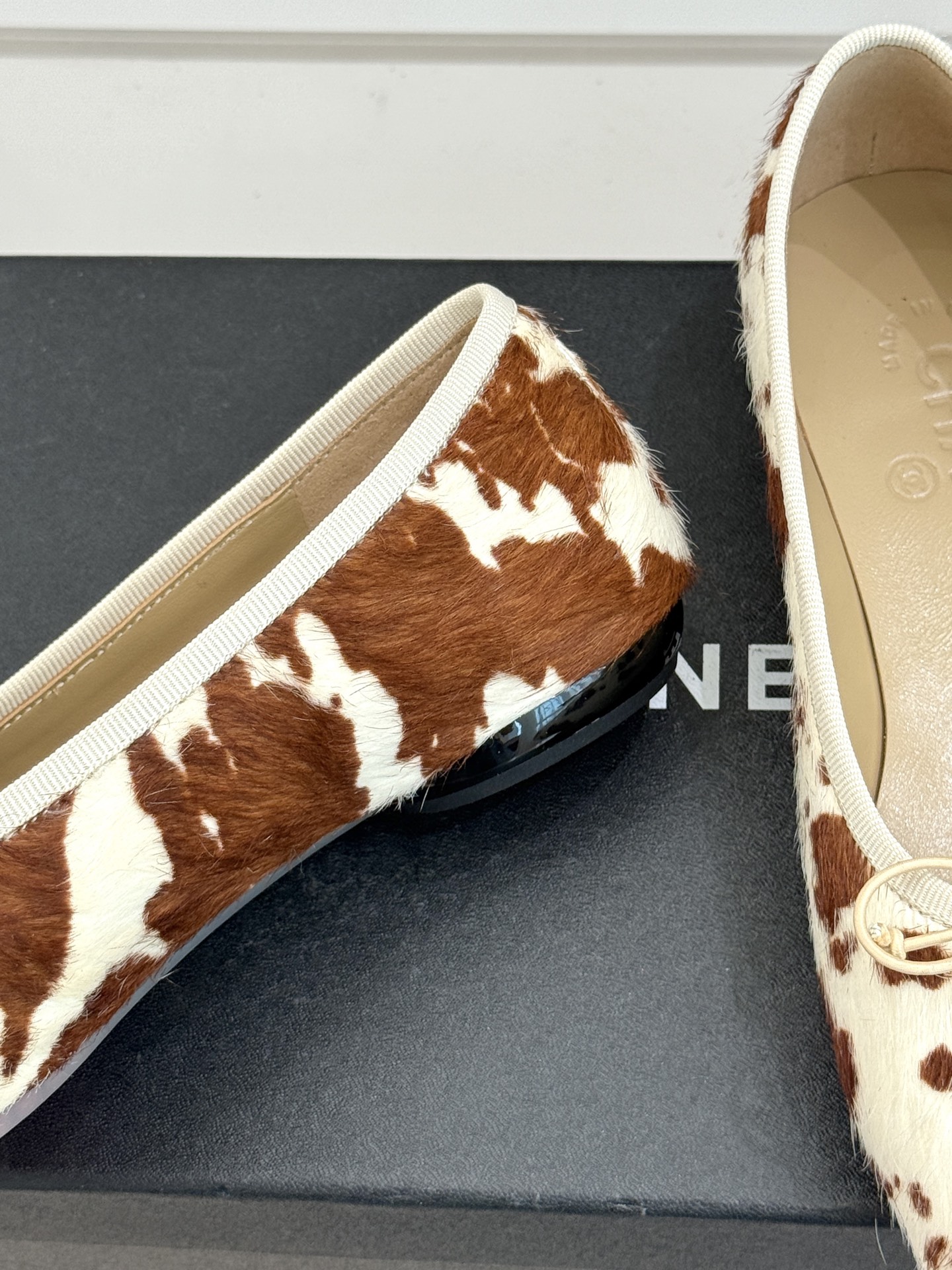 CHANE*｜小香经典中古大双C菱格蝴蝶结豹纹马毛芭蕾舞鞋当菱格纹的密码邂逅芭蕾的灵动这双单鞋便成了穿越