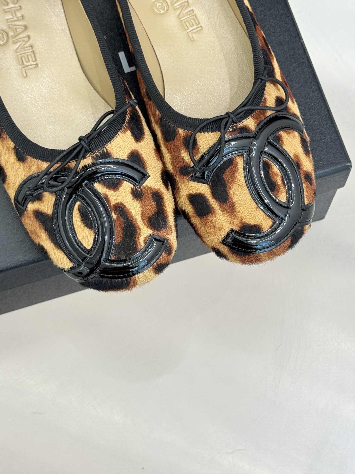 CHANE*｜小香经典中古大双C菱格蝴蝶结豹纹马毛芭蕾舞鞋当菱格纹的密码邂逅芭蕾的灵动这双单鞋便成了穿越