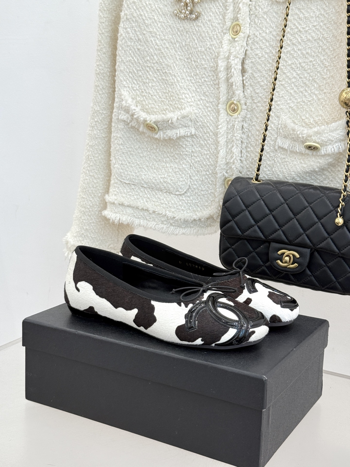 NO:668197,CHANE*｜Xiao Xiang’s classic mid-century large double C rhombus bow leopard print horse hair ballet shoes. When the rhombus pattern code encounters the agility of ballet, this pair of shoes becomes an elegant carrier through time. The upper is a delicate interpretation of leopard print horse hair. Each quilting embodies the handwork warmth of old craftsmen. Echoing the exquisite large double C logo on the toe, it quietly tells the classic inheritance. The leather bow on one side of the shoe body hangs gently.  It sways slightly with the steps when walking, injecting a bit of softness and playfulness into the retro tone. It is Xiaoxiang's romantic thoughts hidden in the details. Whether it is paired with a retro plaid skirt to create a French style or with nine-point suit pants to create a commuting style, it can be seamlessly connected. With a low-key and elegant temperament, daily wear becomes a classic model that can withstand the scrutiny of time. The fabric is made of original custom-made materials. The lining of the toes is all sheepskin. The original molded custom-made non-slip outsole  size35-39 (40/41 customized), single shoes, chanel, skirts, business suit, sheepskin19860909CHANE*｜小香经典中古大双C菱格 蝴蝶结豹纹马毛芭蕾舞鞋 当菱格纹的密码邂逅芭蕾的灵动 这双单鞋便成了穿越时光的优雅载体. 鞋面是豹纹马毛的细腻演绎 每一道绗缝都沉淀着老工匠的手作温度 与鞋头精致的大双C标识相呼应 悄然诉说着经典的传承. 鞋身一侧的皮革蝴蝶结轻轻垂落 走路时随步伐微微晃动 为复古基调注入几分柔媚俏皮 恰是小香藏在细节里的浪漫心机 无论是搭配复古格纹裙演绎法式风情 还是配九分西装裤打造通勤格调 它都能无缝衔接 用低调奢雅的气质 让日常穿搭成为经得起岁月审视的经典范本. 面料采用原版定制材质 内里踮脚均为羊皮 原版开模定制防滑大底 size35-39（40/41定制）,单鞋,chanel,skirts,business suit,sheepskin,Women's Shoes