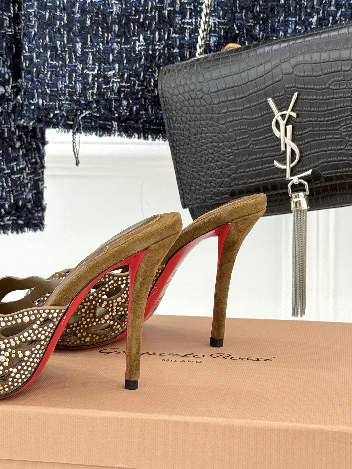 ChristinLouboutin/CL25WF早春新品水钻镂空尖头高跟拖鞋当巴黎的浪漫基因邂逅艺术的璀