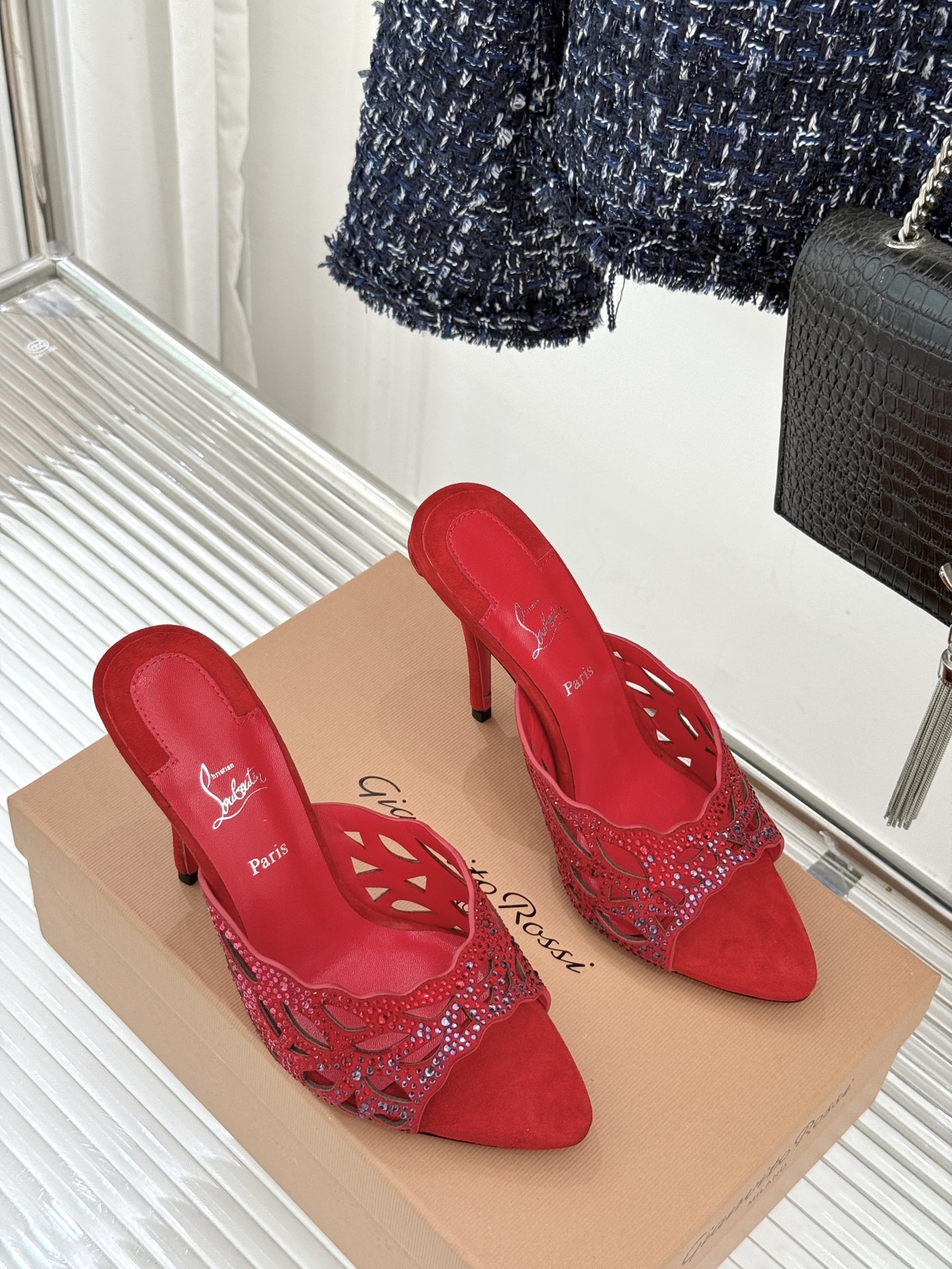 ChristinLouboutin/CL25WF早春新品水钻镂空尖头高跟拖鞋当巴黎的浪漫基因邂逅艺术的璀