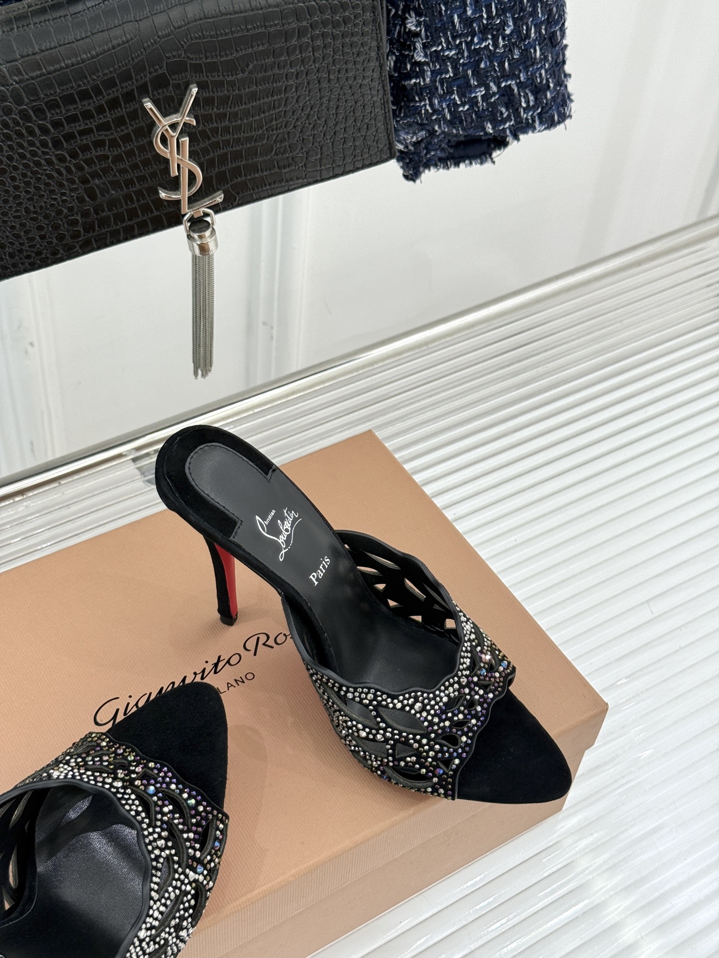 ChristinLouboutin/CL25WF早春新品水钻镂空尖头高跟拖鞋当巴黎的浪漫基因邂逅艺术的璀